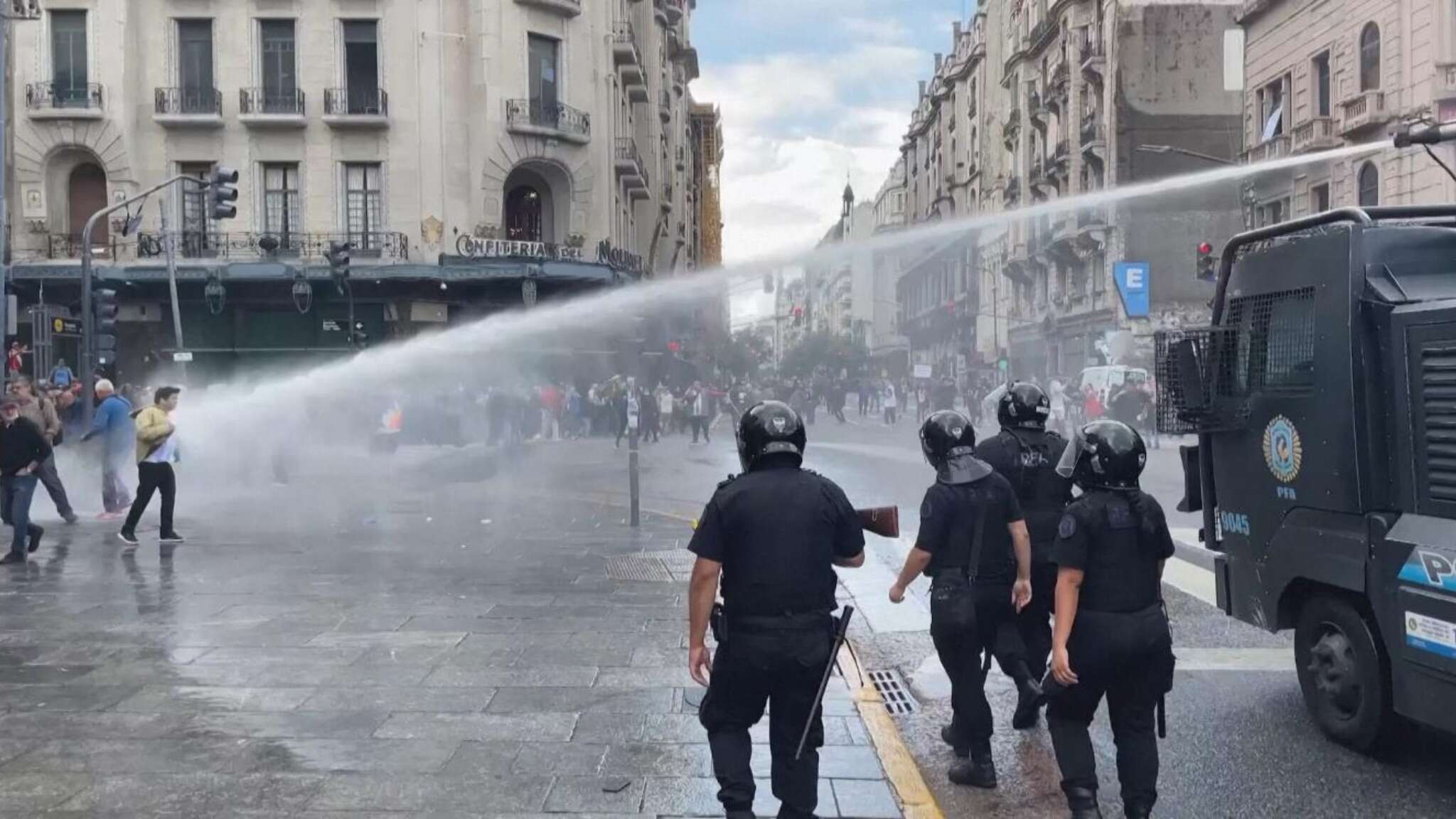 La marcia dei pensionati a Buenos Aires si conclude con lacrimogeni e idranti