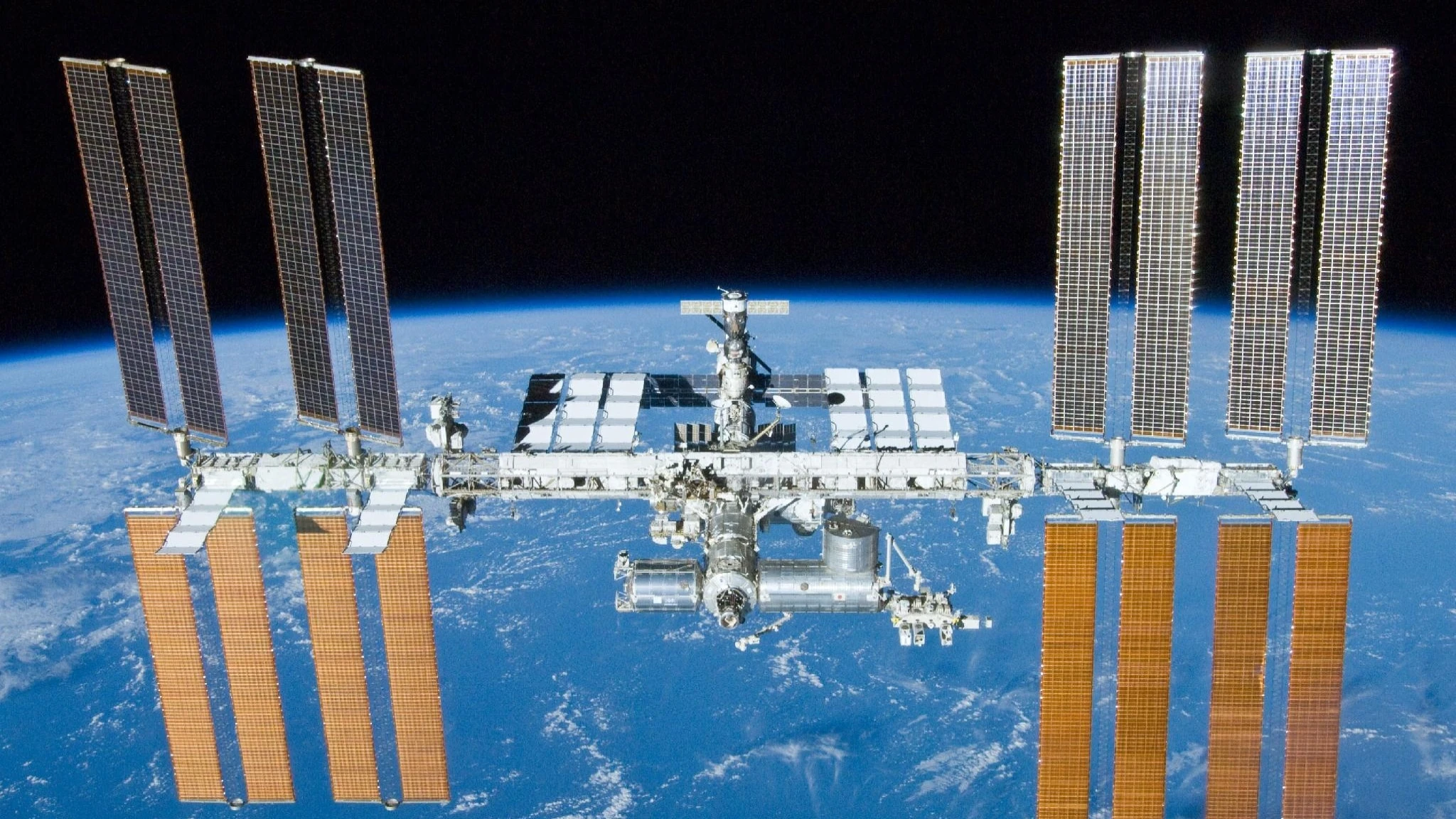 Nuova perdita d'aria a bordo della Stazione Spaziale Internazionale, gli astronauti nelle navette