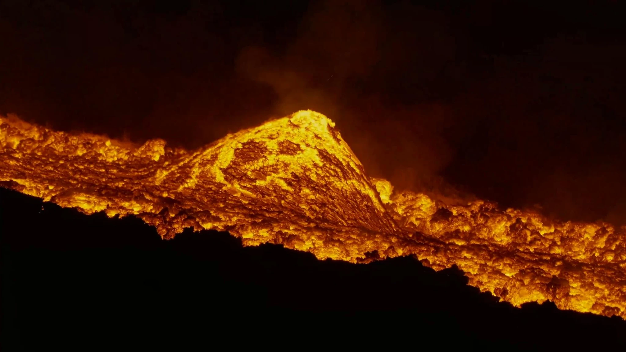 Etna,  la spettacolare colata di lava è un fiume di fuoco