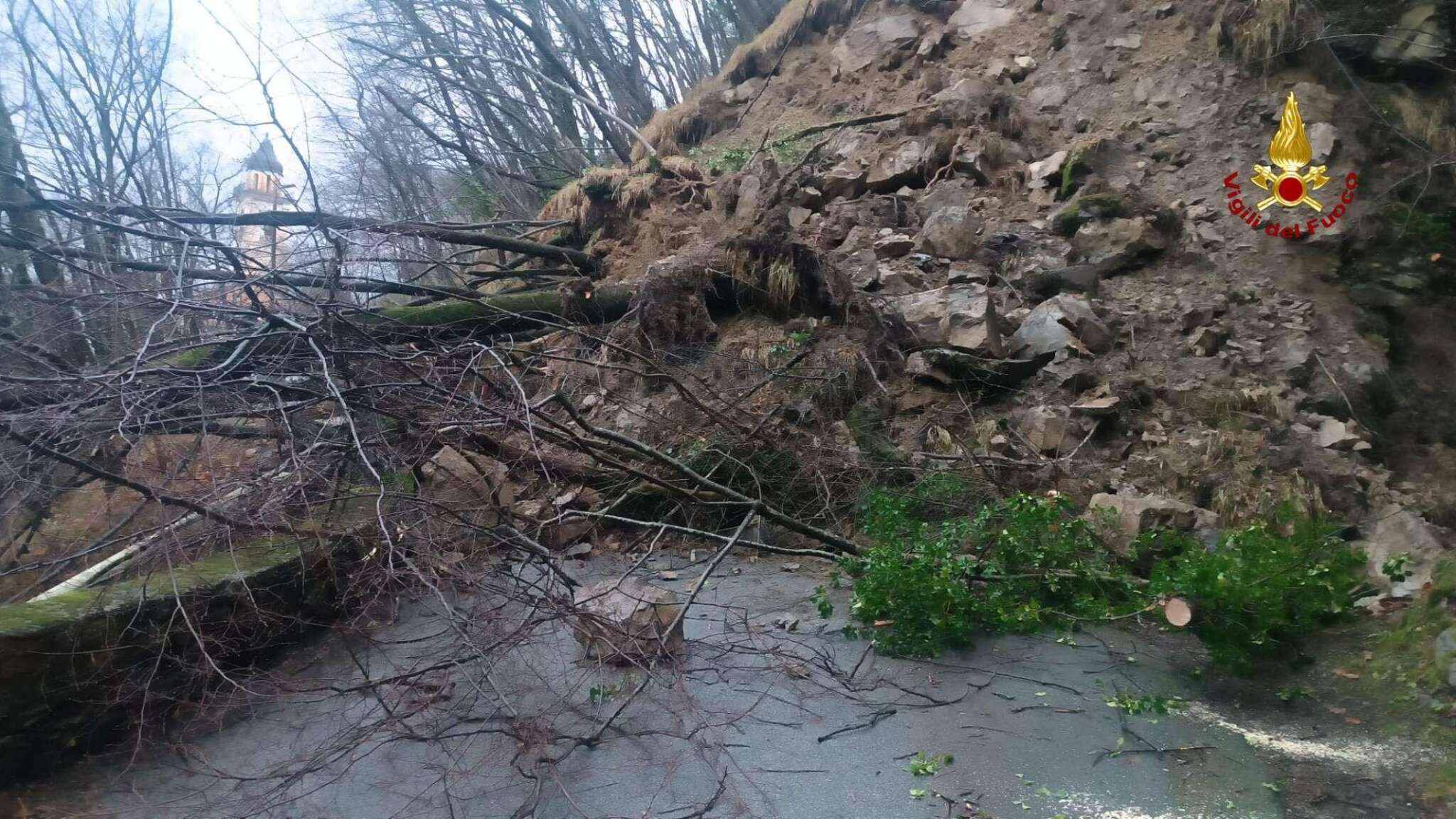 Gigantesca frana a Davagna blocca la strada: il video dei Vigili del Fuoco