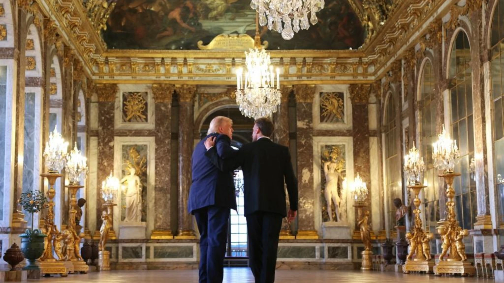 Trump conquistato da Macron con l'invito alla Reggia di Versailles: 