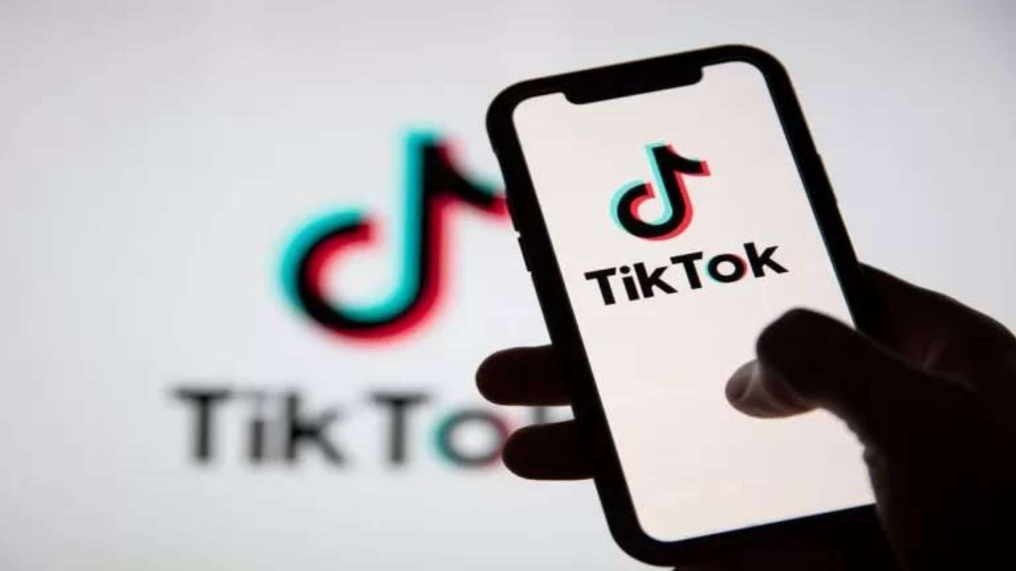 TikTok taglia centinaia di posti di lavoro, intelligenza artificiale in campo