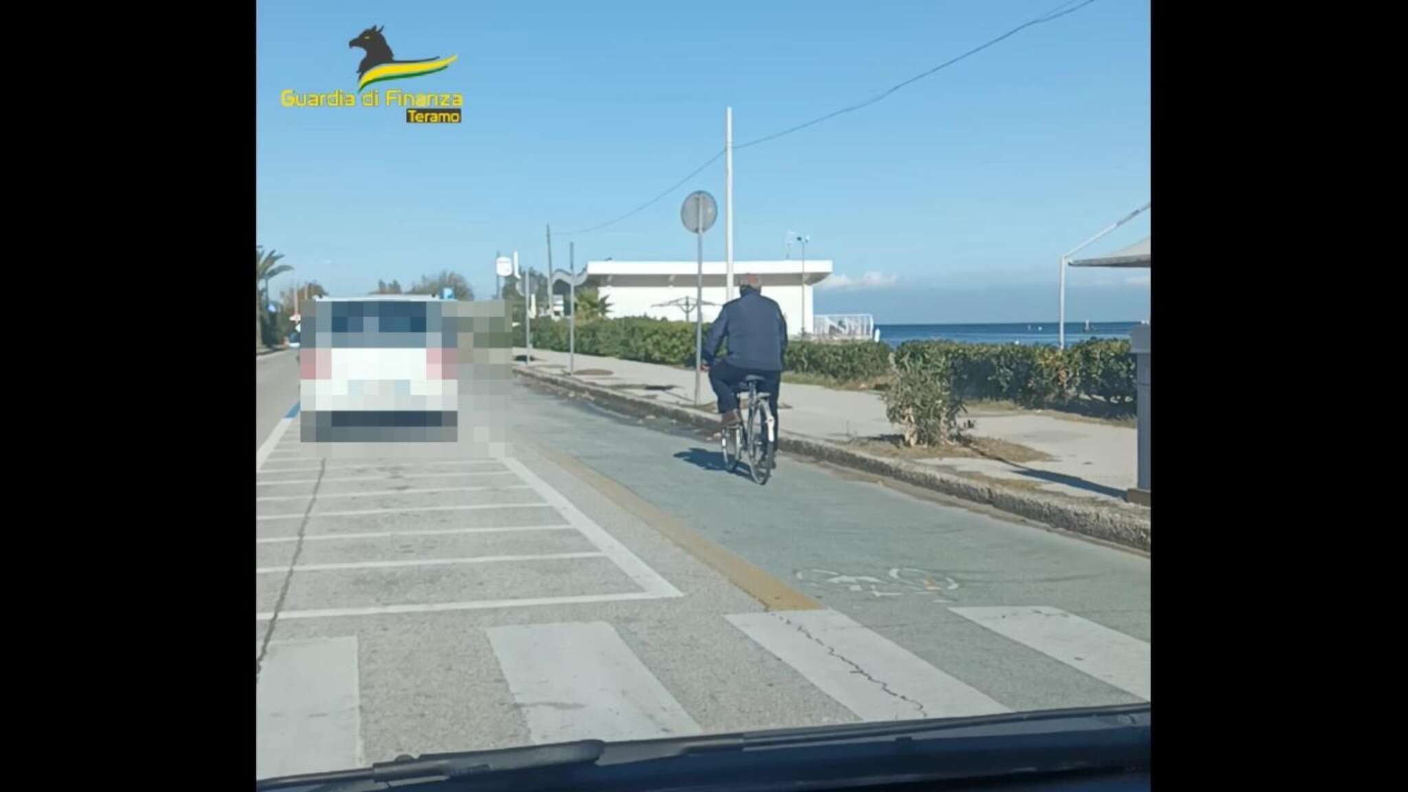 Il falso cieco in bicicletta mentre sfreccia sul lungomare: la truffa da 100mila euro