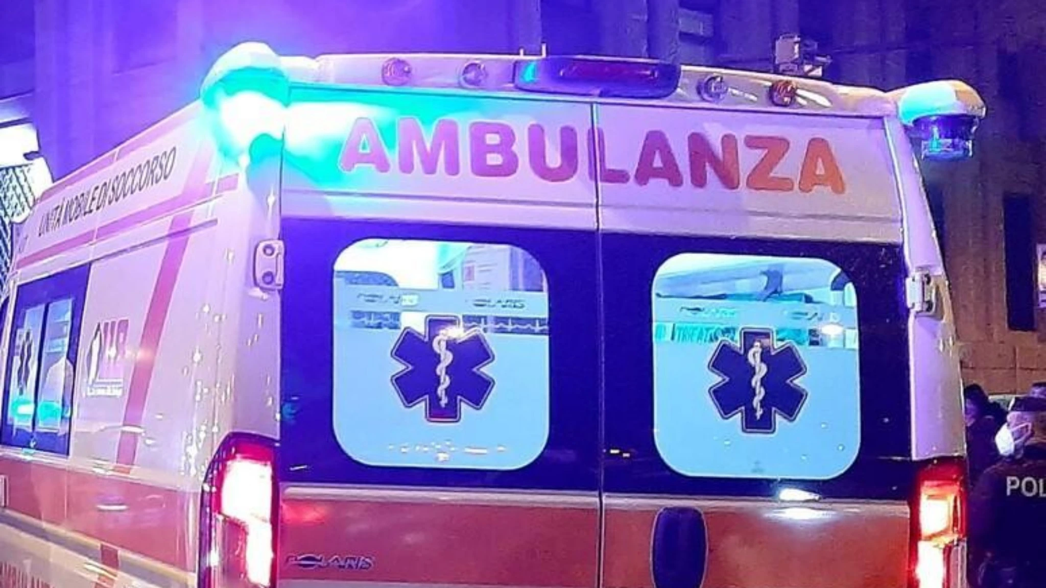 Si tuffa in mare con il fratellino e scompare. Ritrovato a pochi metri dalla riva, è grave