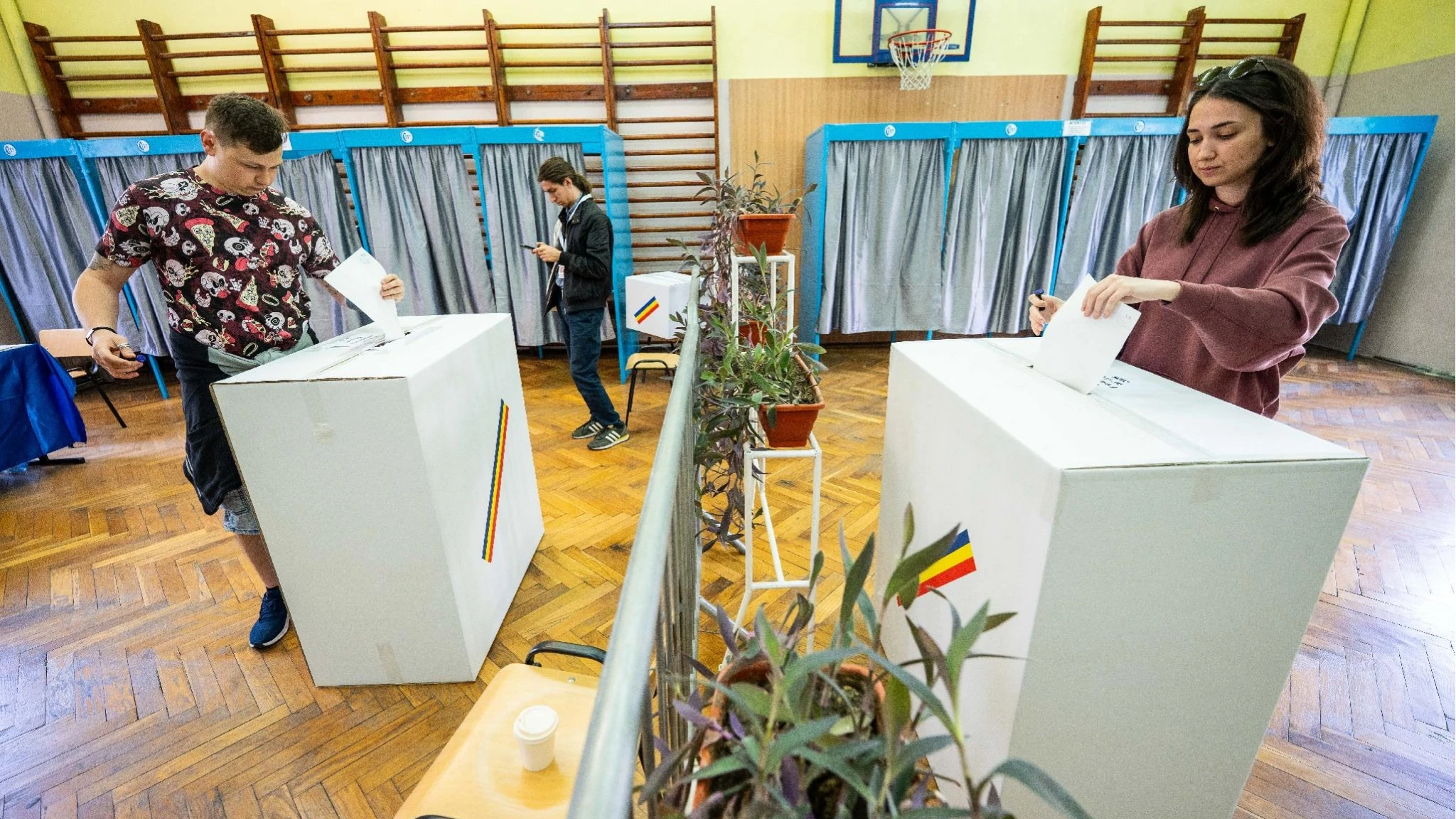 Si vota per il ballottaggio alle presidenziali: è sfida tra Simion e Dan, affluenza sopra il 50%