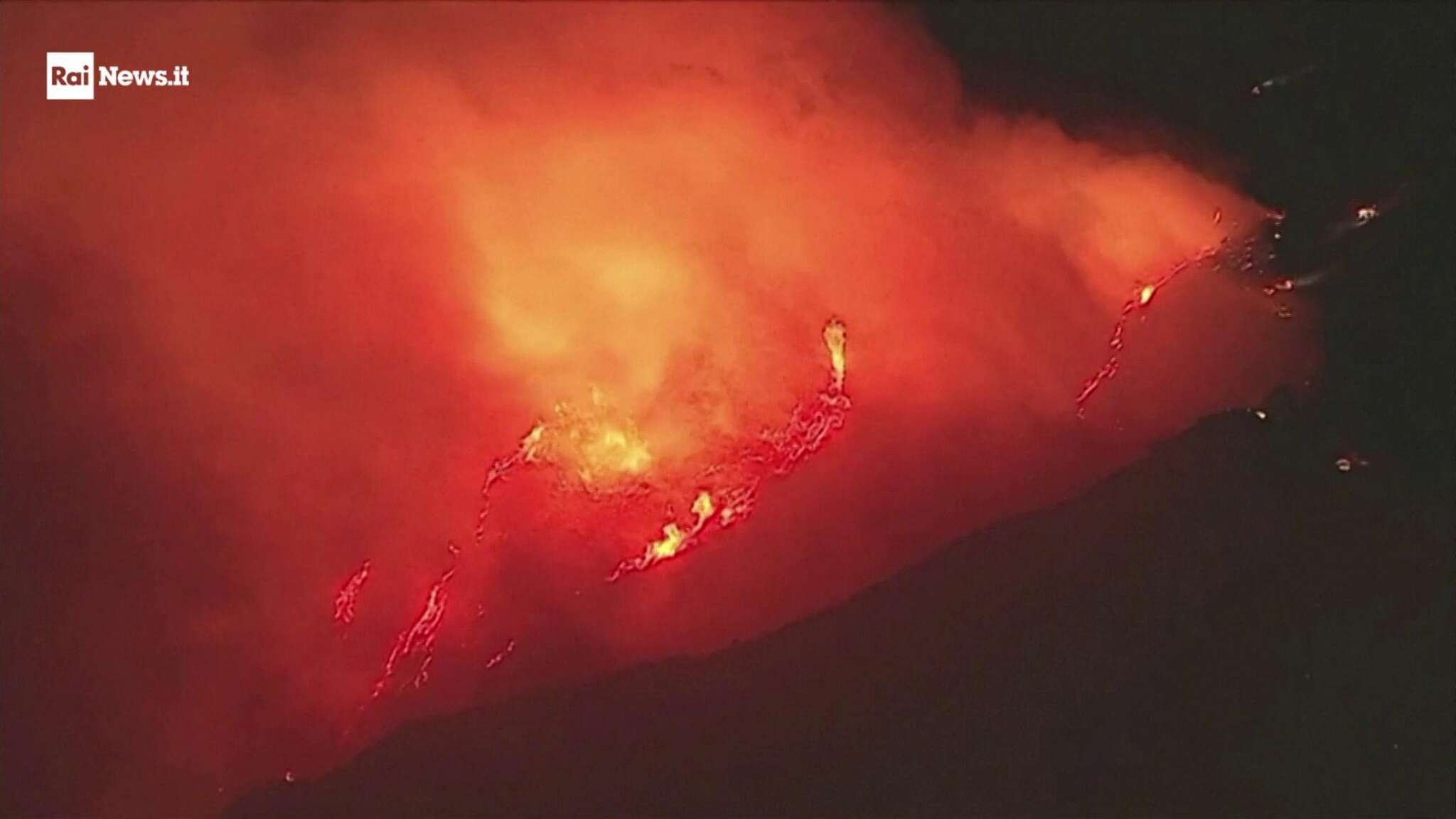 California, maxi-incendio alle porte di Los Angeles, evacuazioni a Malibù