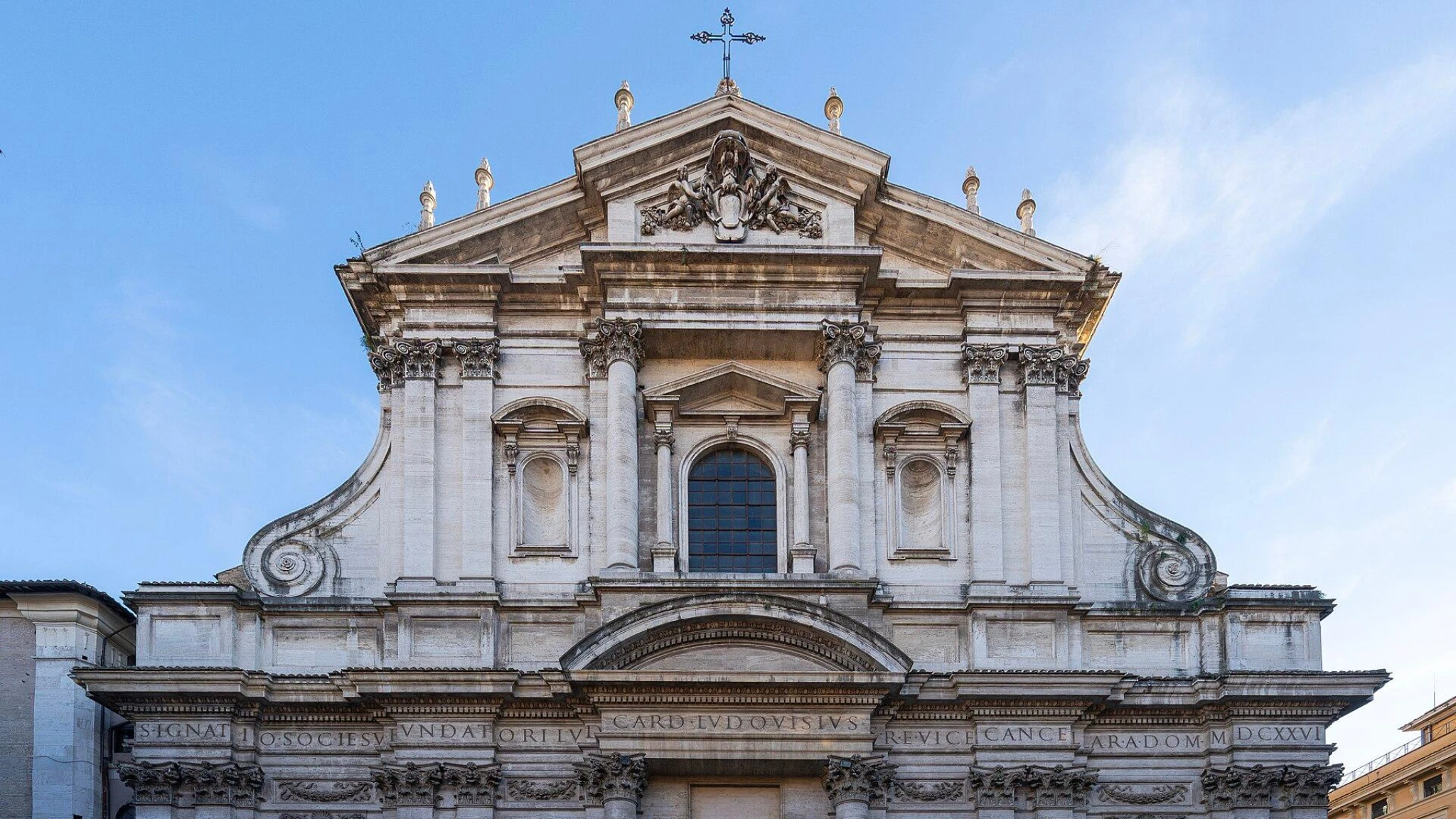 Roma, cade materiale da impalcatura della chiesa di Sant'Ignazio: ferita 16enne