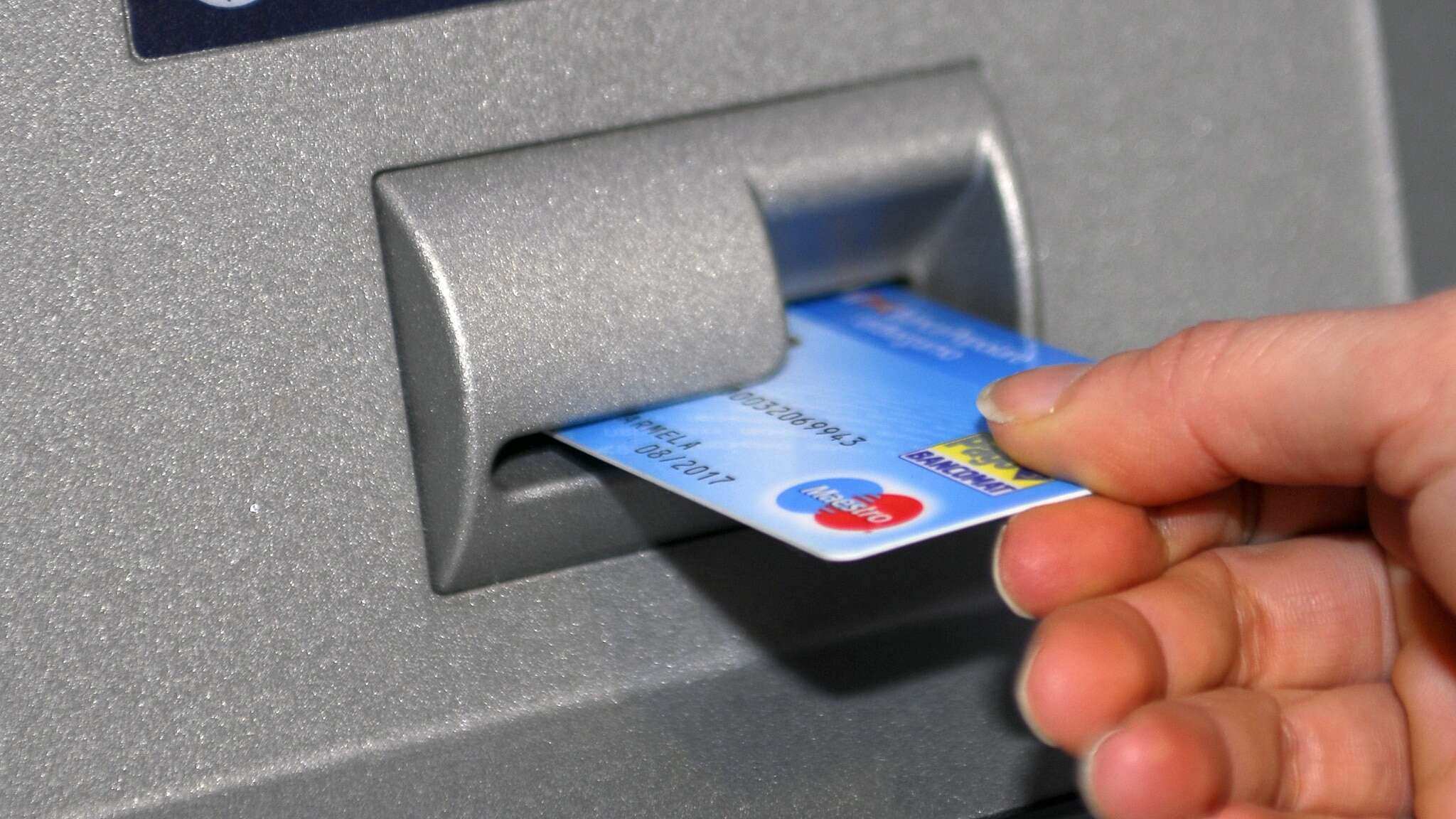 Niente più carta da inserire al Bancomat, in futuro solo prelievi digitali