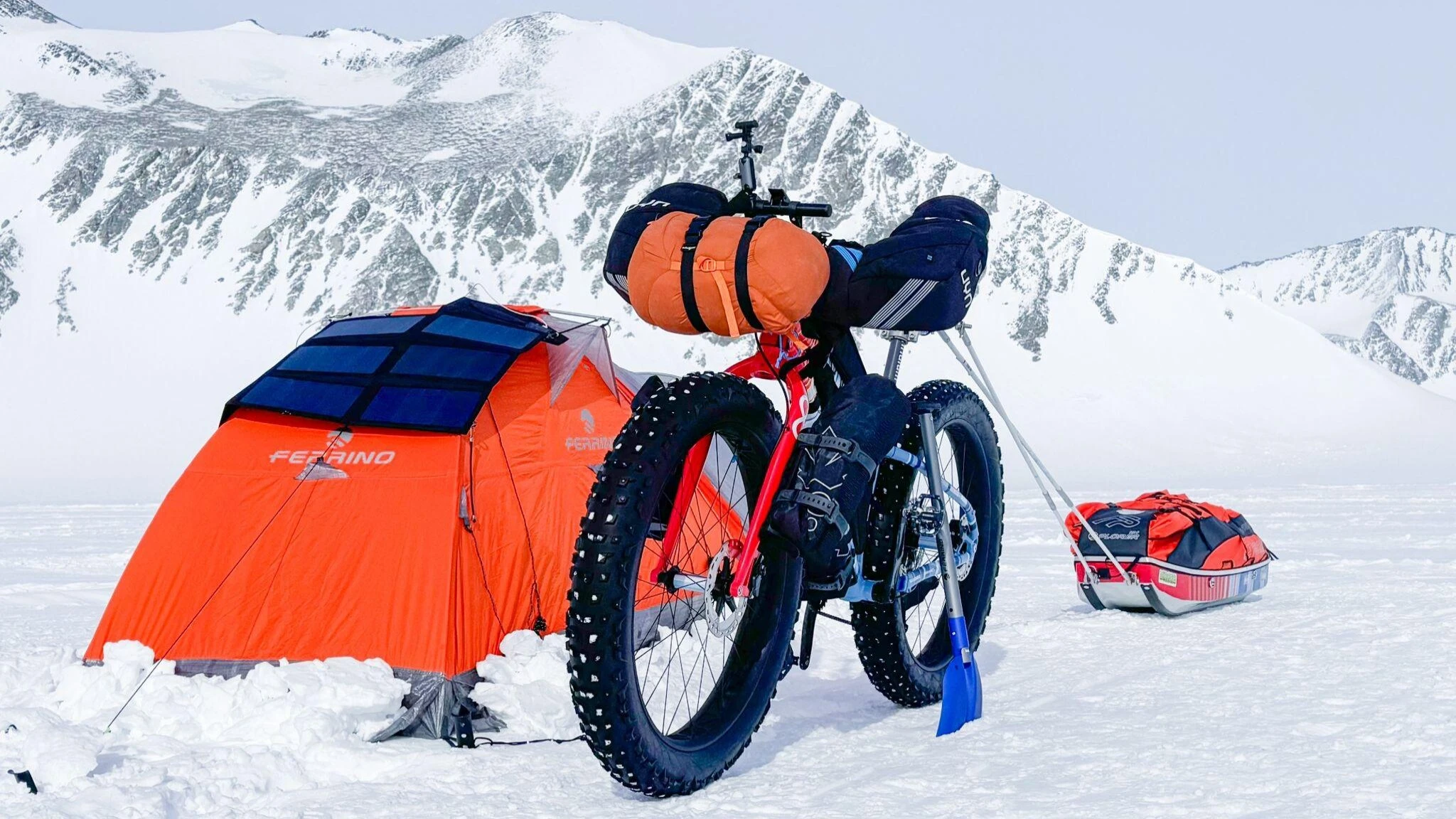 In bici da solo in Antartide per il clima: l'impresa di Omar Di Felice