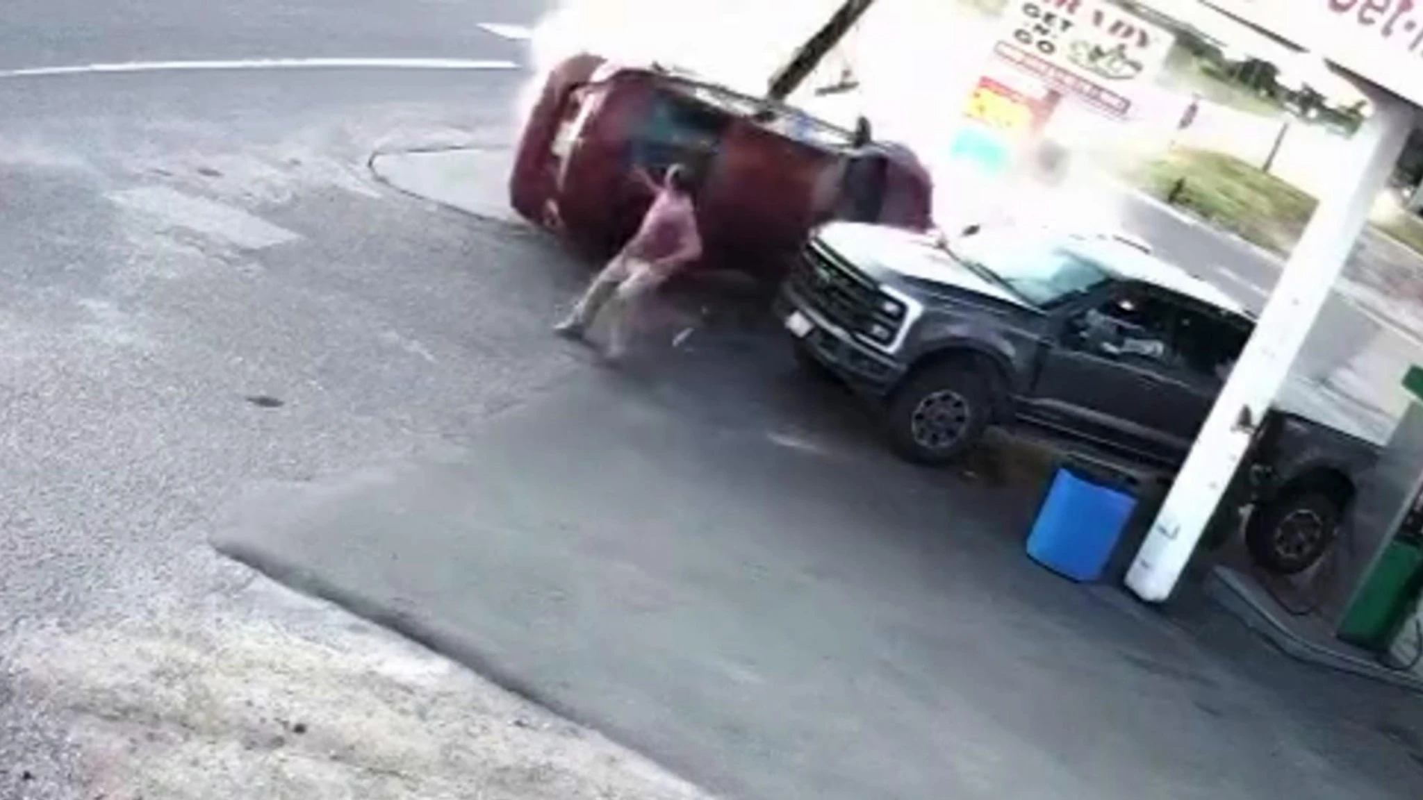 Usa, auto si ribalta in una stazione di servizio: un uomo sfugge per un soffio all’impatto