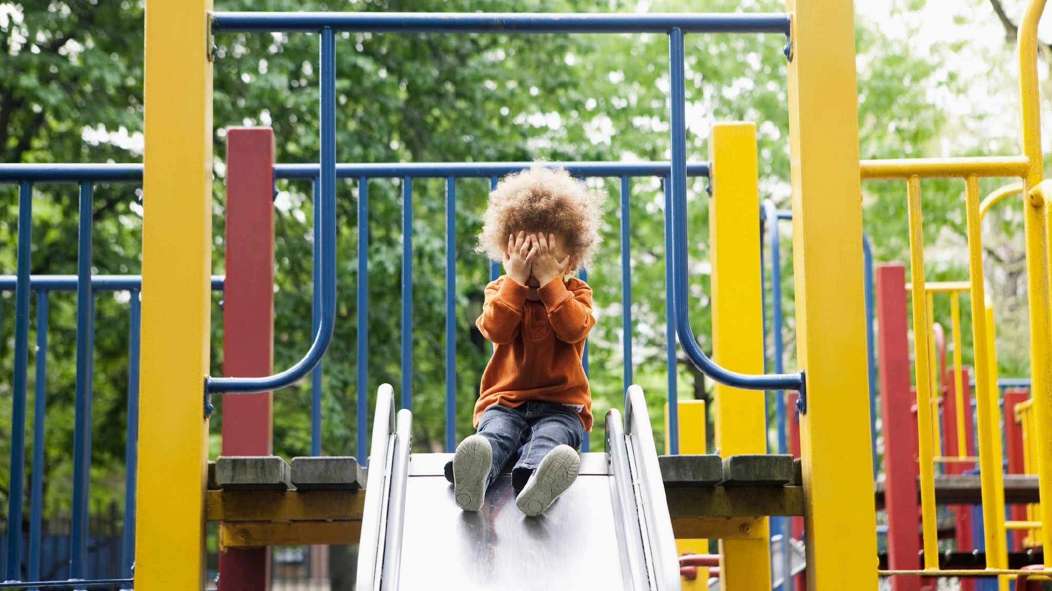 Non bastano due interventi: è morto il bambino schiacciato da una trave nel parco giochi