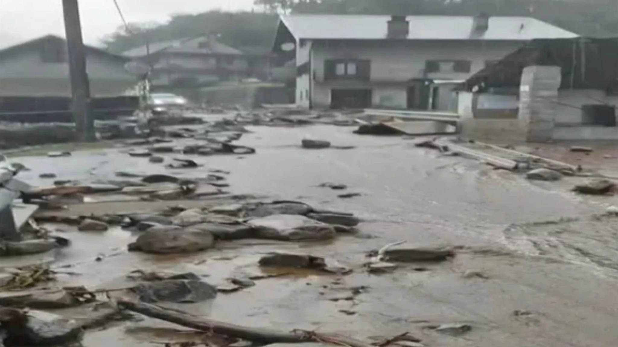 L'acqua mentre diventa un torrente a Varzo, in Piemonte: il video