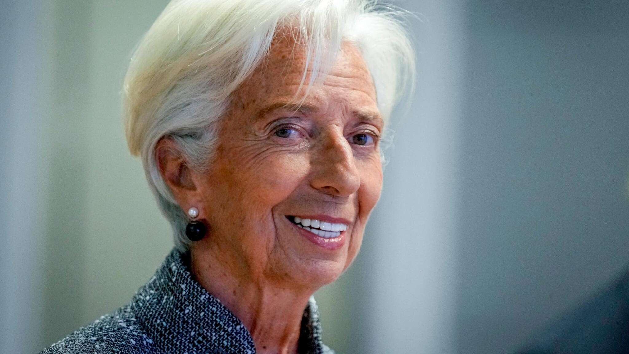 Bce, l'inflazione potrebbe calare più rapidamente. Lagarde: 