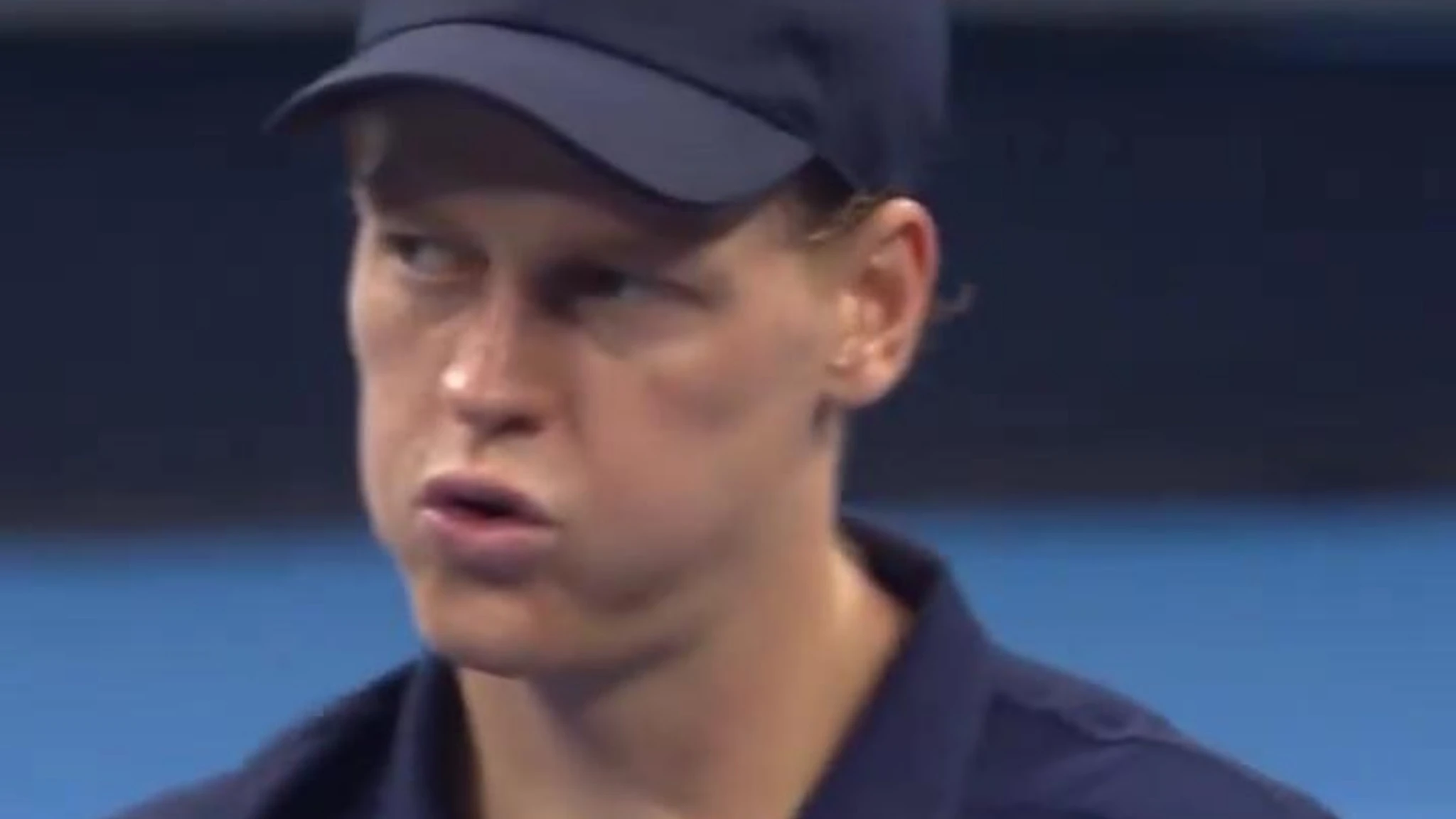 L'espressione preoccupata di Sinner dopo il punto decisivo contro Atmane