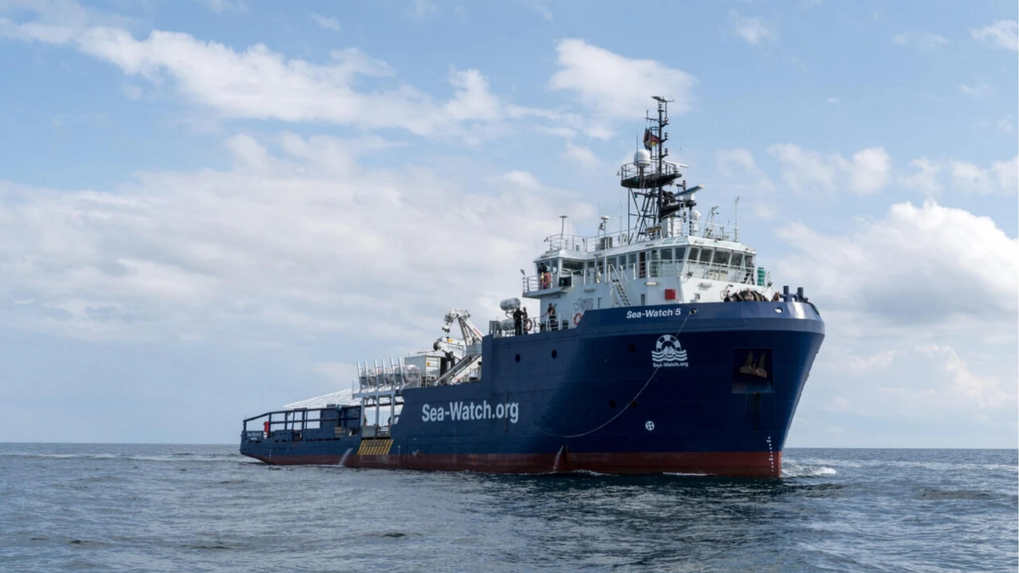 La Sea Watch 5 salva 90 migranti in mare, attaccata dalle unità libiche