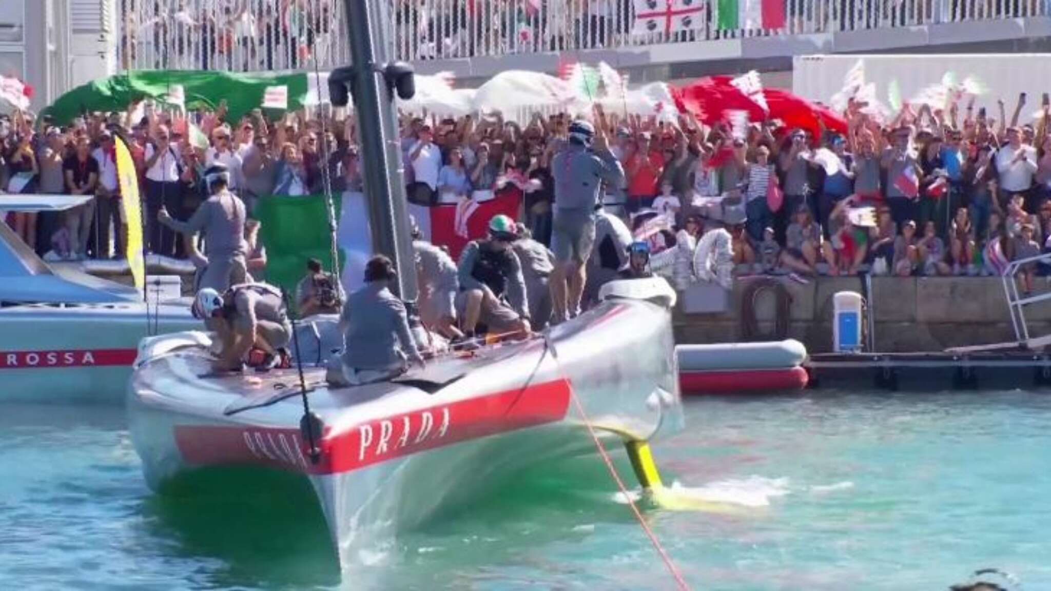 Le immagini più belle dagli scafi di Luna Rossa e Britannia, è vela spettacolo