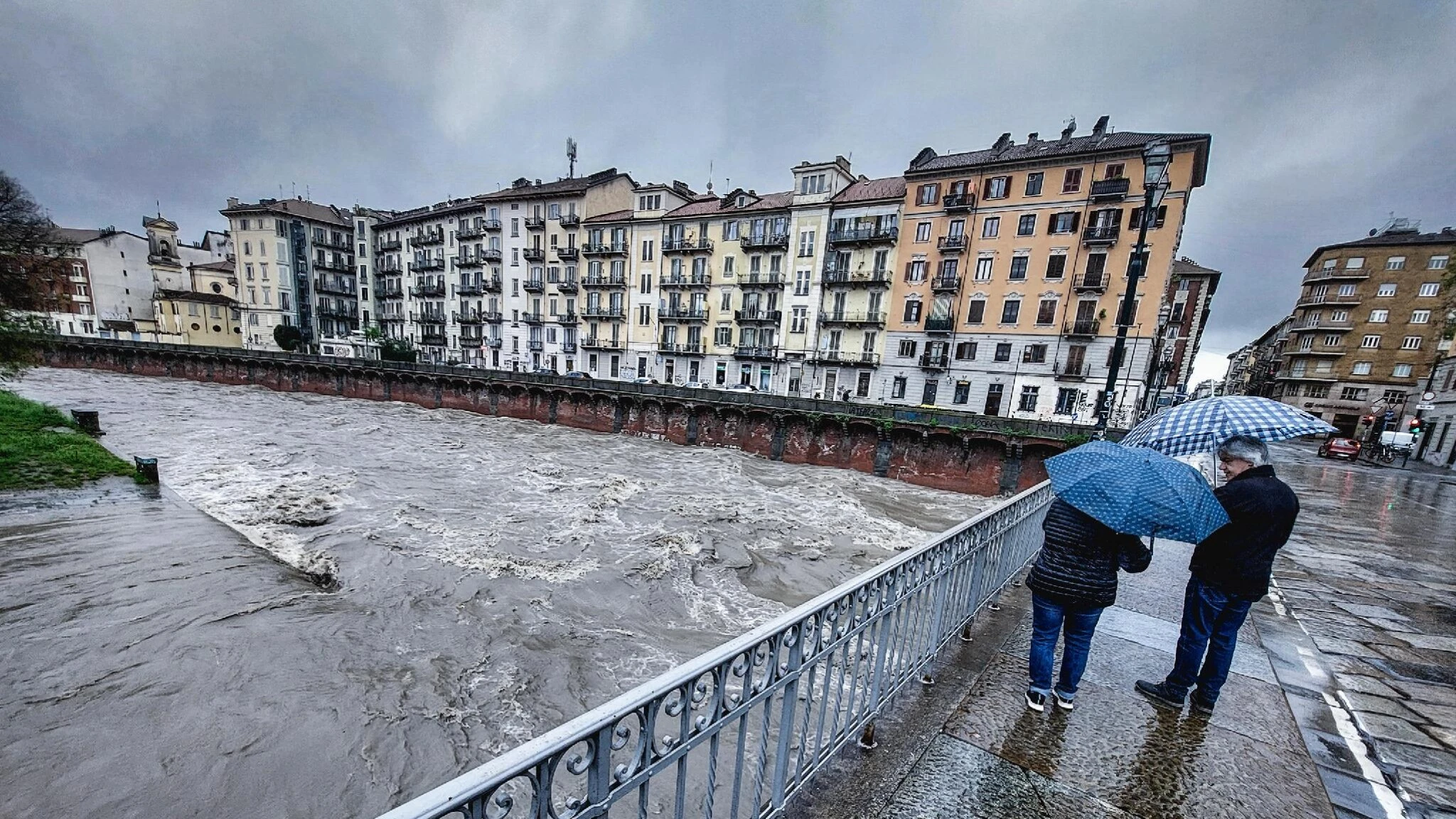 Maltempo: tornano rovesci e temporali al Centro-Nord, allerta gialla in 6 regioni. Stop primavera