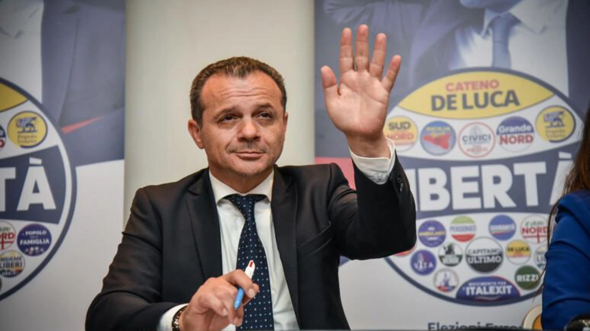 Malore durante un comizio, Cateno De Luca ricoverato in ospedale a Messina