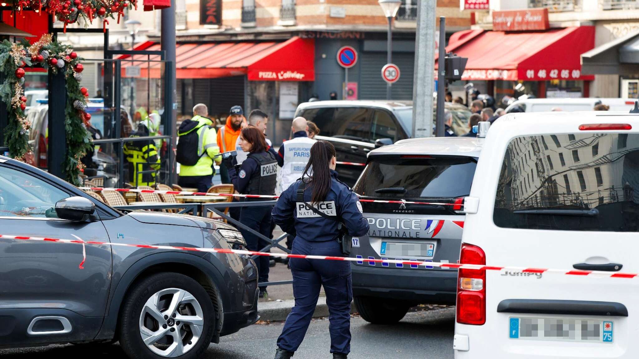 Parigi, uomo si barrica in un ristorante e trattiene alcuni dipendenti: 