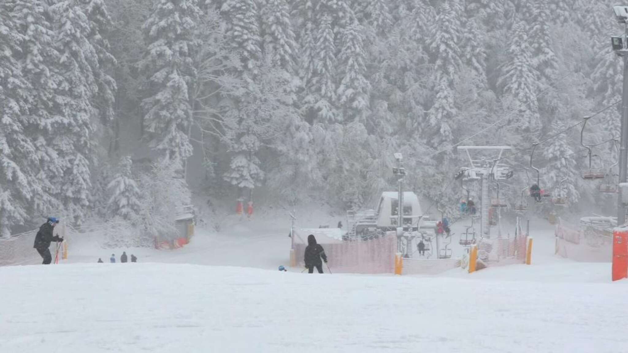 La neve arriva anche sull'Abetone, impianti sciistici pronti 