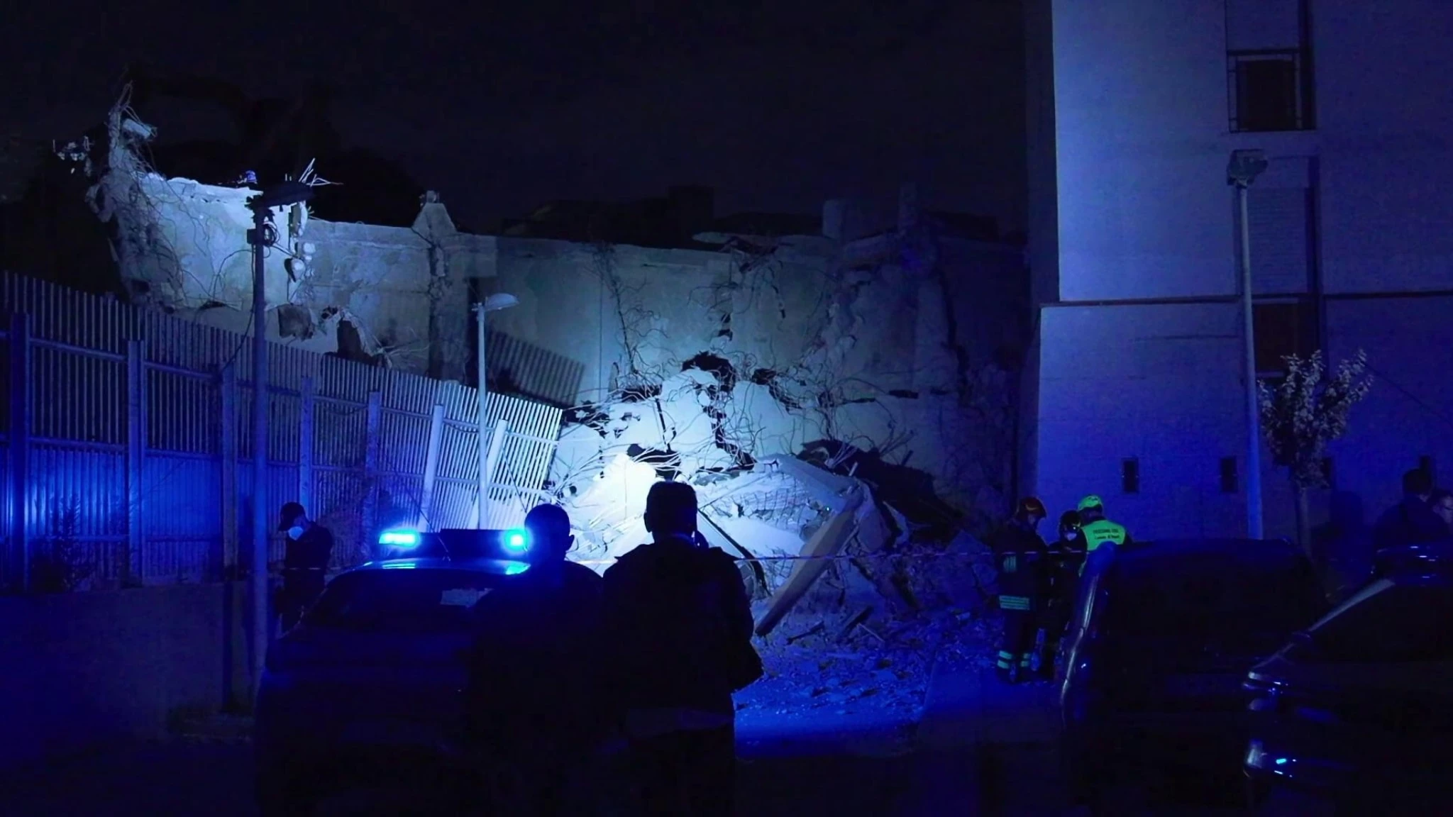 Un boato nella notte e la terra che trema: panico a Scampia per il crollo della Vela Rossa