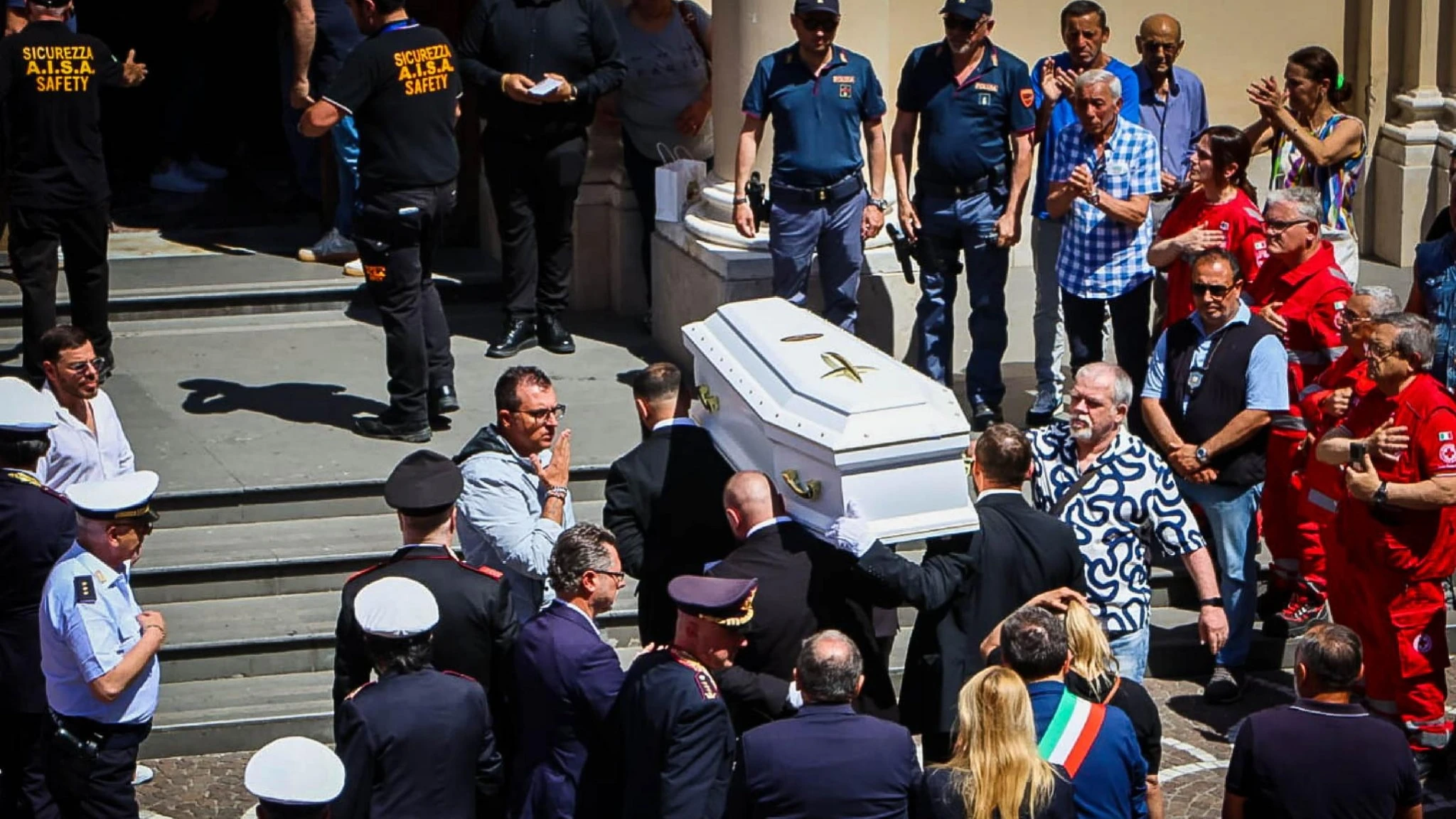 Martina Carbonaro, i funerali della 14enne uccisa da Alessio Tucci. L'omelia: 