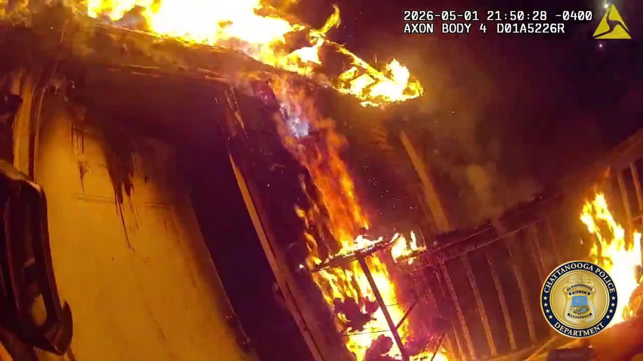 Usa, poliziotto salva una donna e due bambini dalle fiamme: le immagini della bodycam