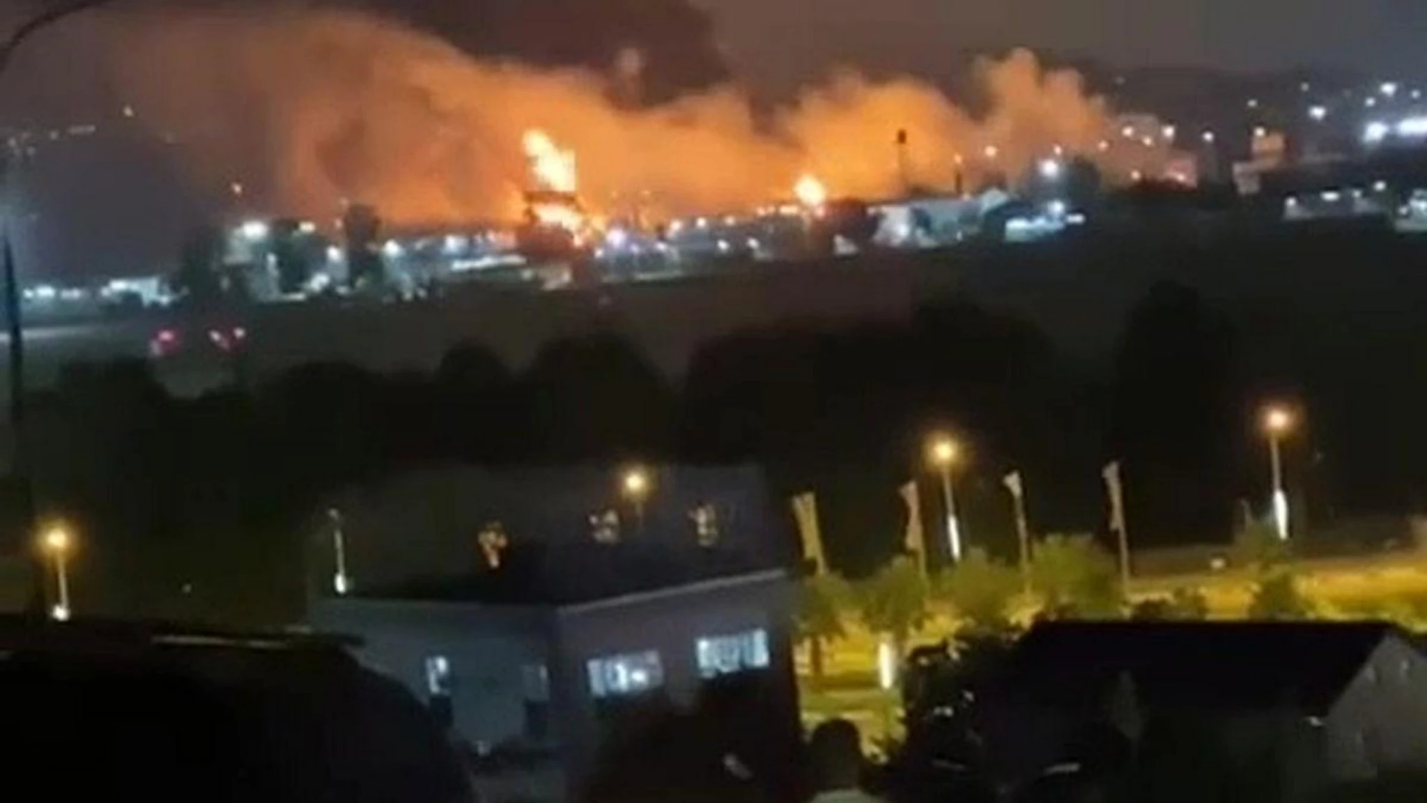 La colonna di fuoco vista dall'alto irradia il cielo notturno: attacchi di droni a Sochi