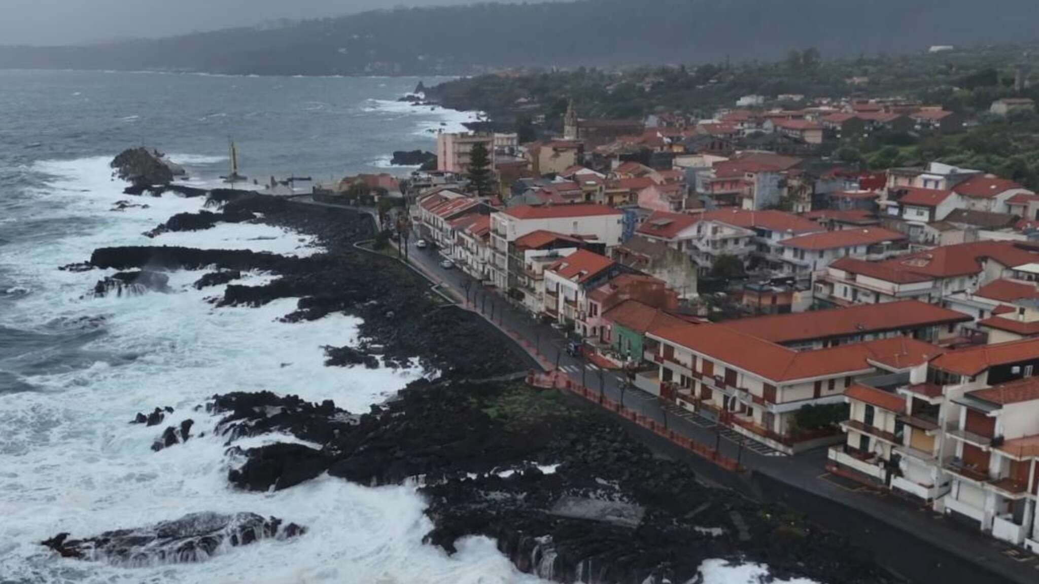 Pioggia e frane, voragine sul lungomare di Catania: i due cicloni sull'Italia