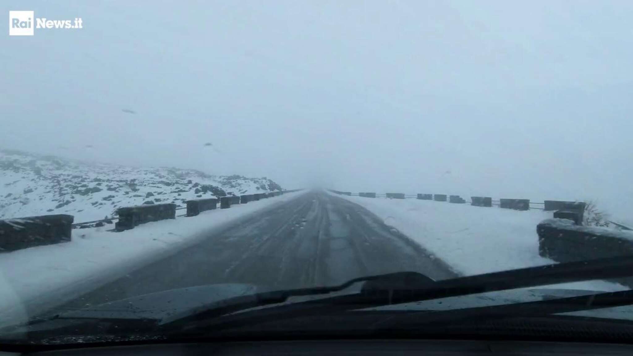 Maltempo in Sicilia, camera car lungo le strade innevate dell'Etna