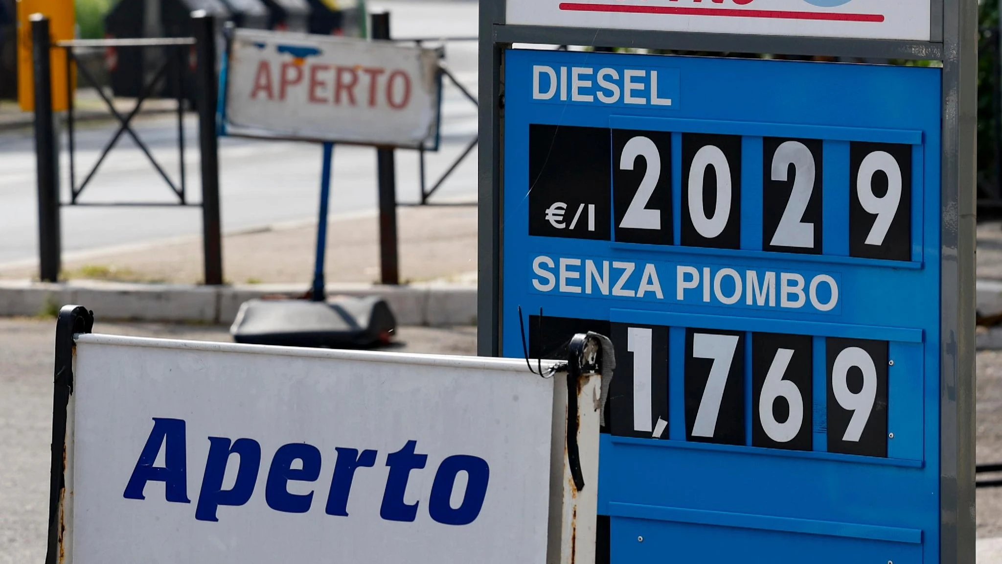 L’Unione Europea apre alla flessibilità sull’energia, ma esclude tagli alle tasse sui carburanti