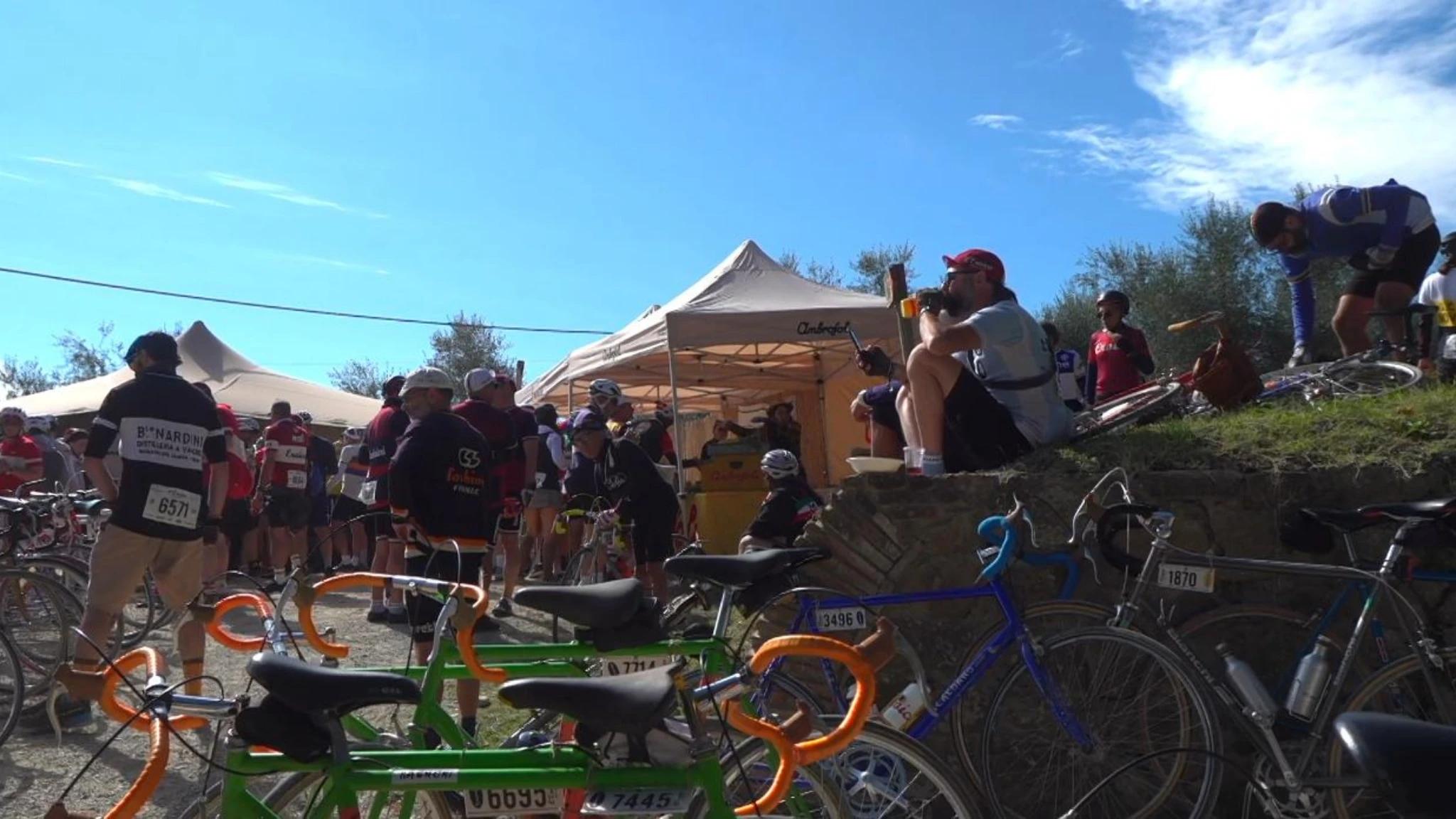 All'Eroica tra cicloamatori ed ex campioni il punto di incontro è il ristoro