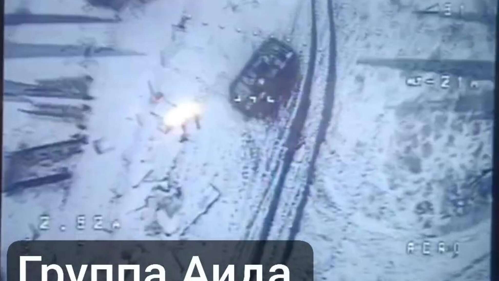 Drone russo piomba su carro armato ucraino nella neve: video dell'esplosione 