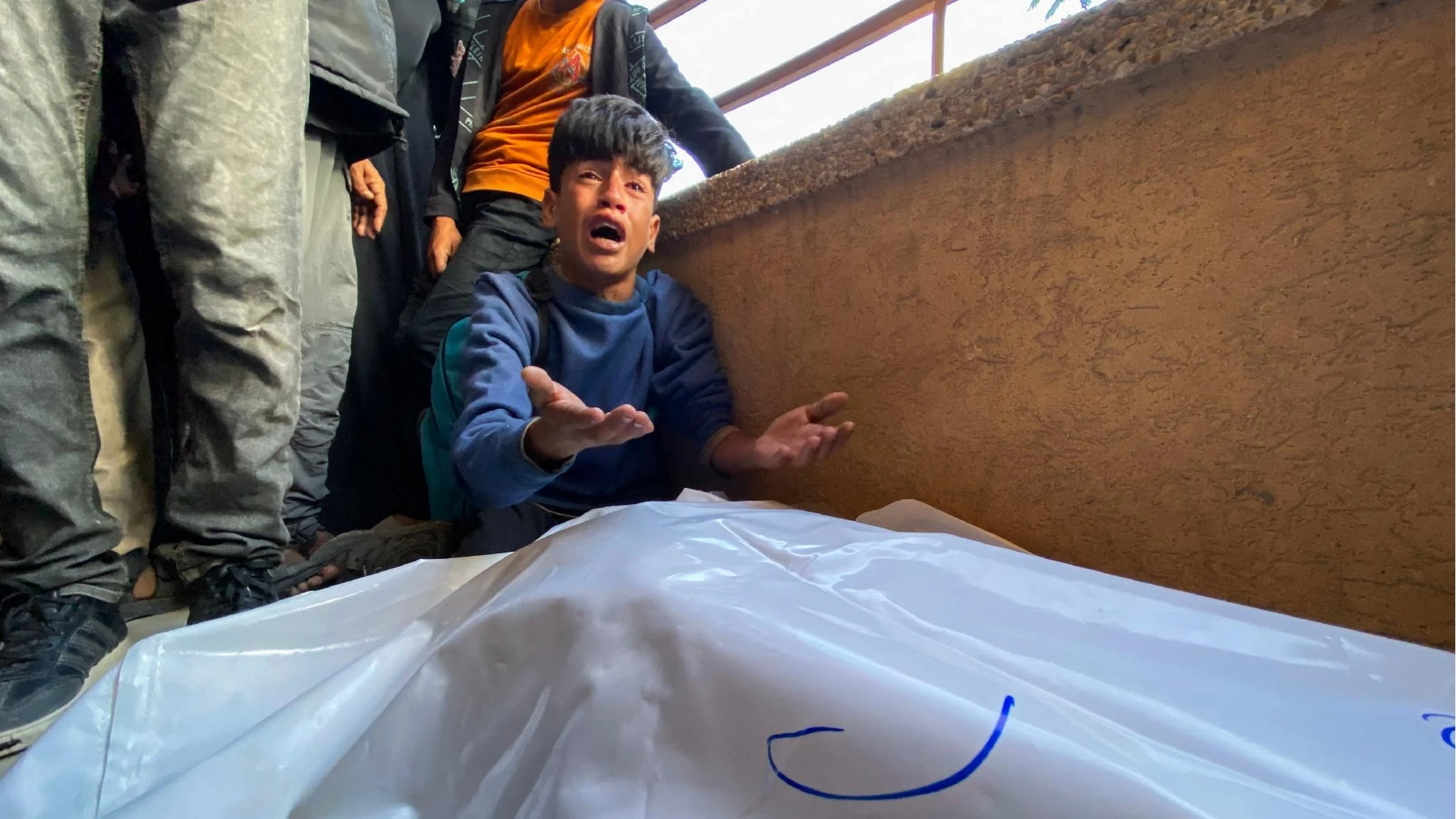 Khan Younis, attacco con drone vicino a una scuola: 12 morti. Siria, Israele bombarda basi militari