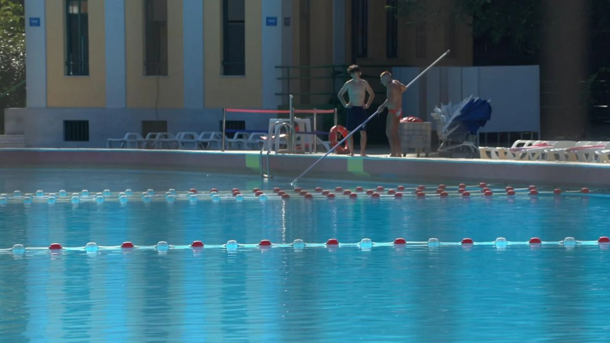 Milano, entra di notte in piscina: uomo muore annegato