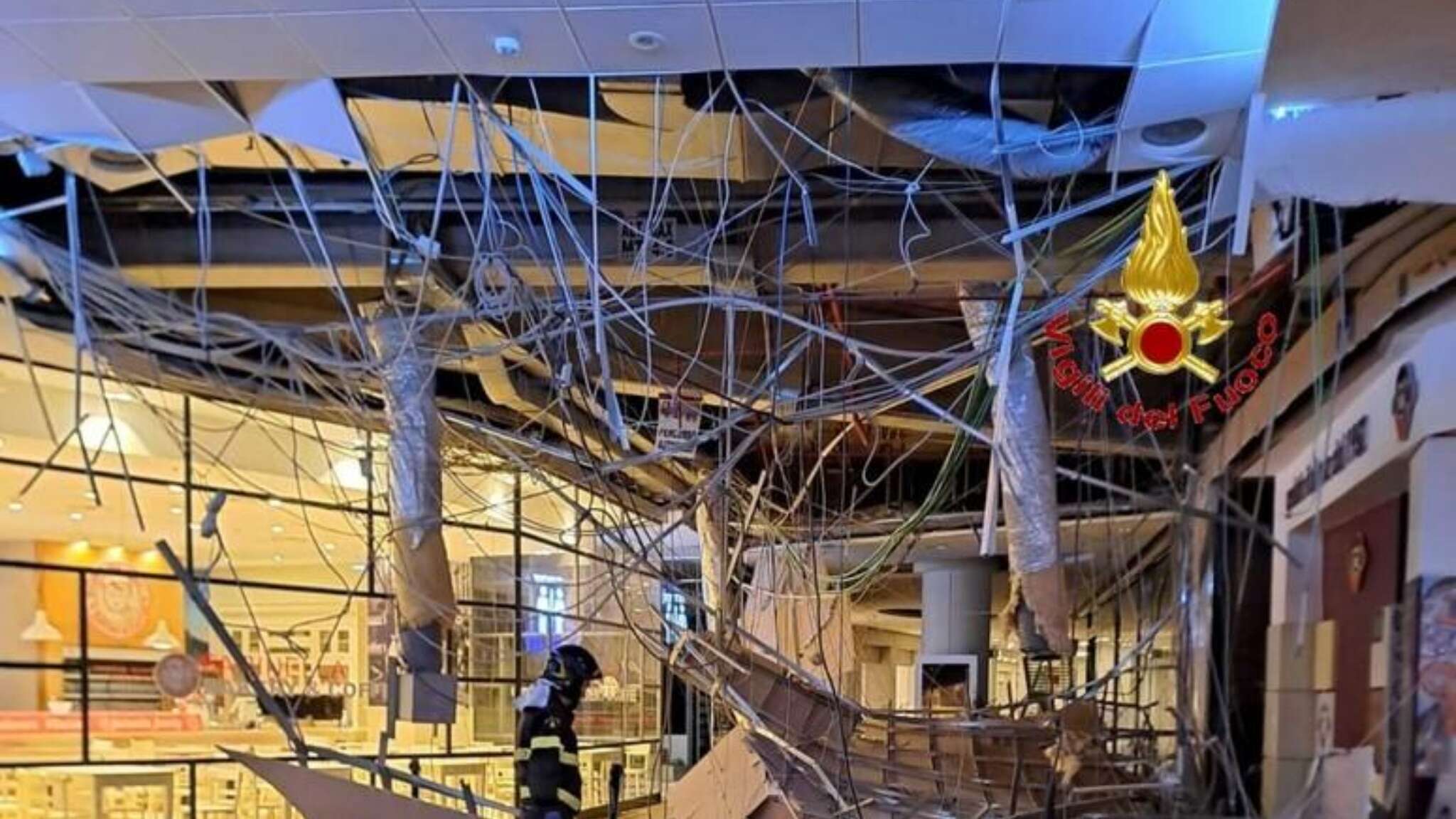 Caserta, crollo in un centro commerciale: paura e gente in fuga ma nessun ferito