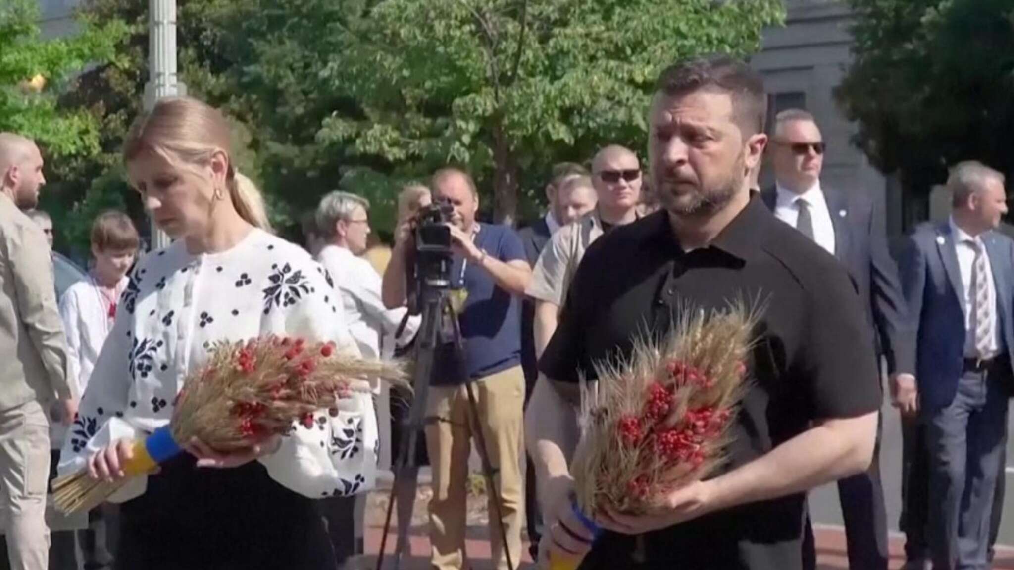 Zelensky e la moglie depongono fiori sul memoriale dell'Holodomor, prima del vertice Nato