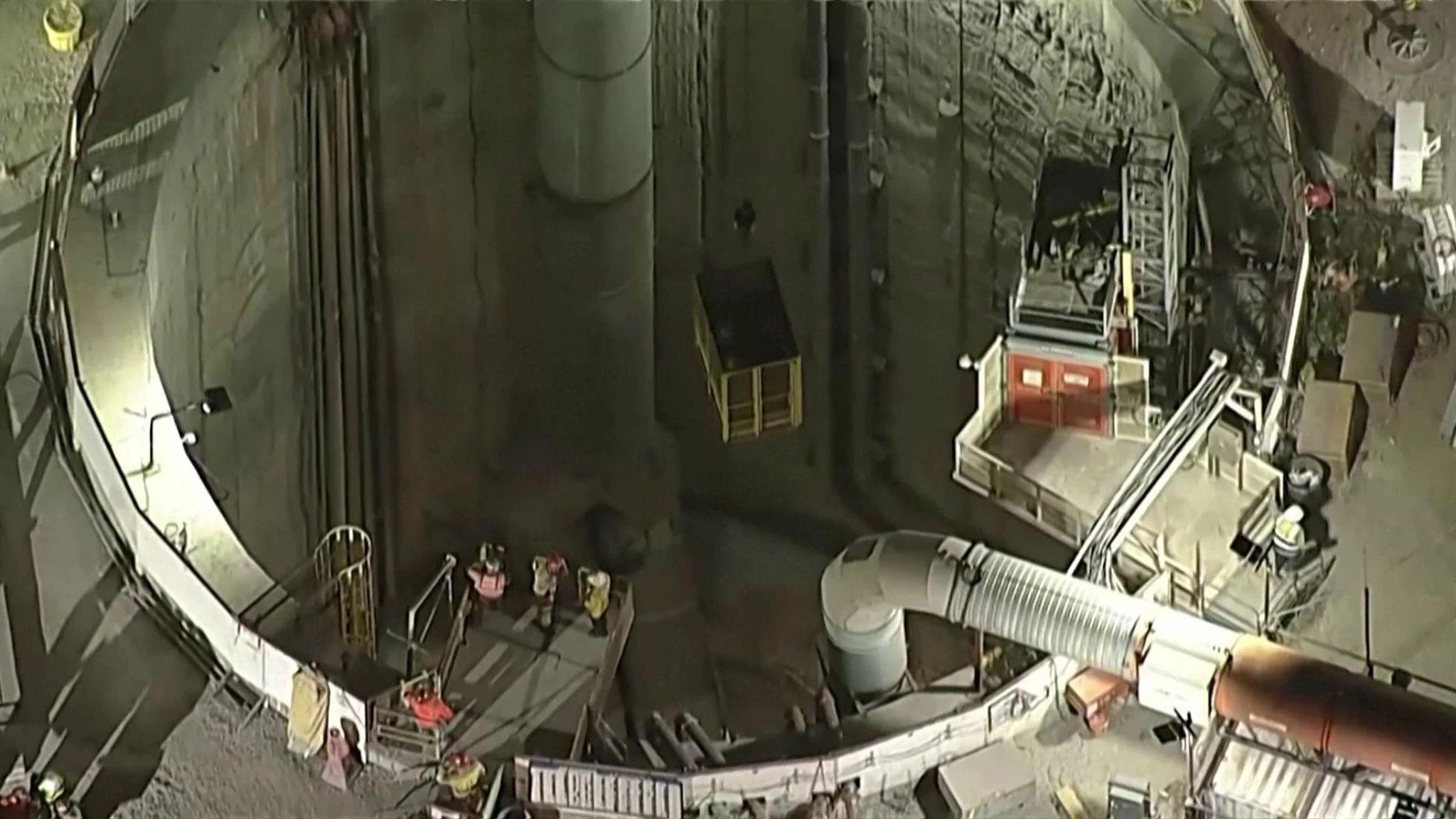 Crolla un tunnel a Los Angeles: il salvataggio degli operai intrappolati