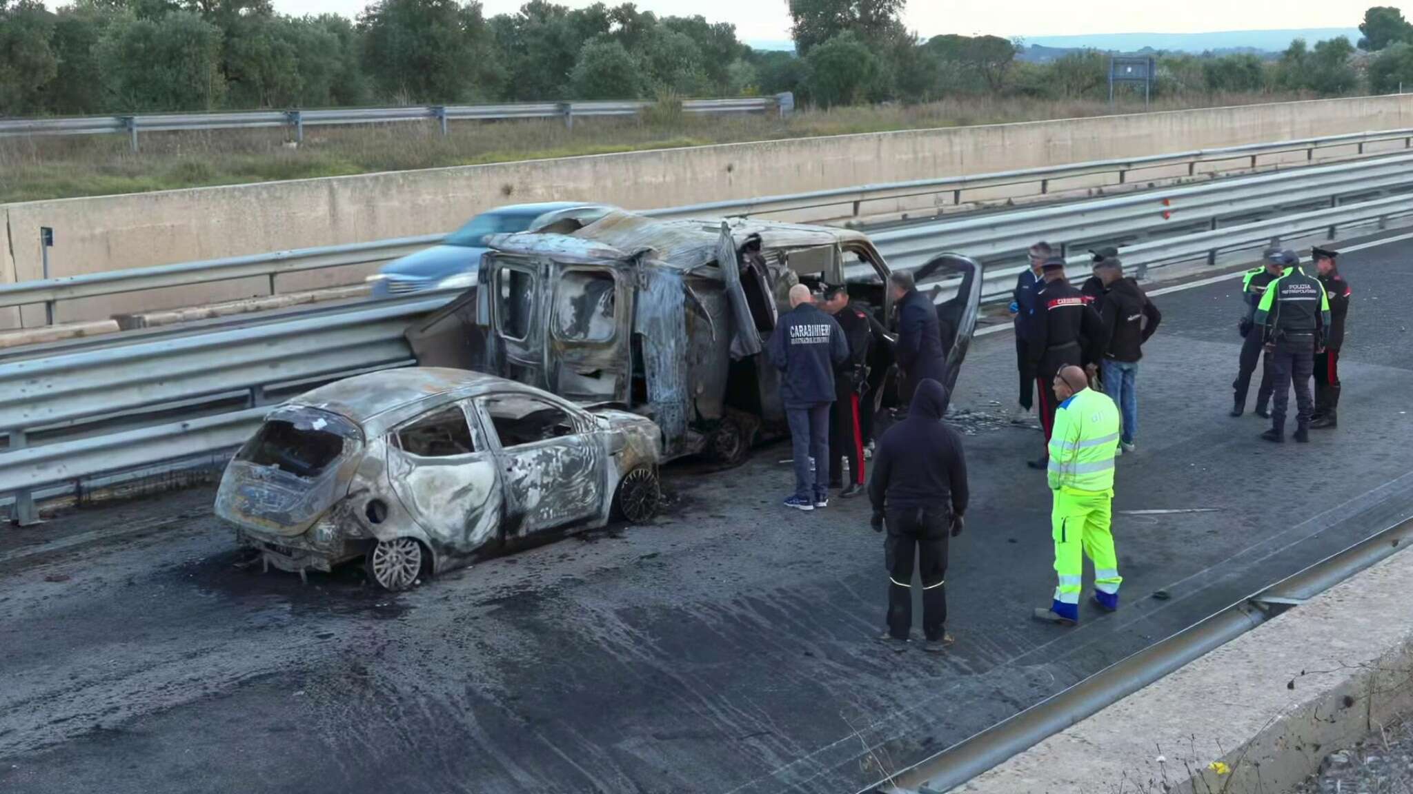 Assalto al portavalori: video della rimozione dei veicoli incendiati durante il colpo