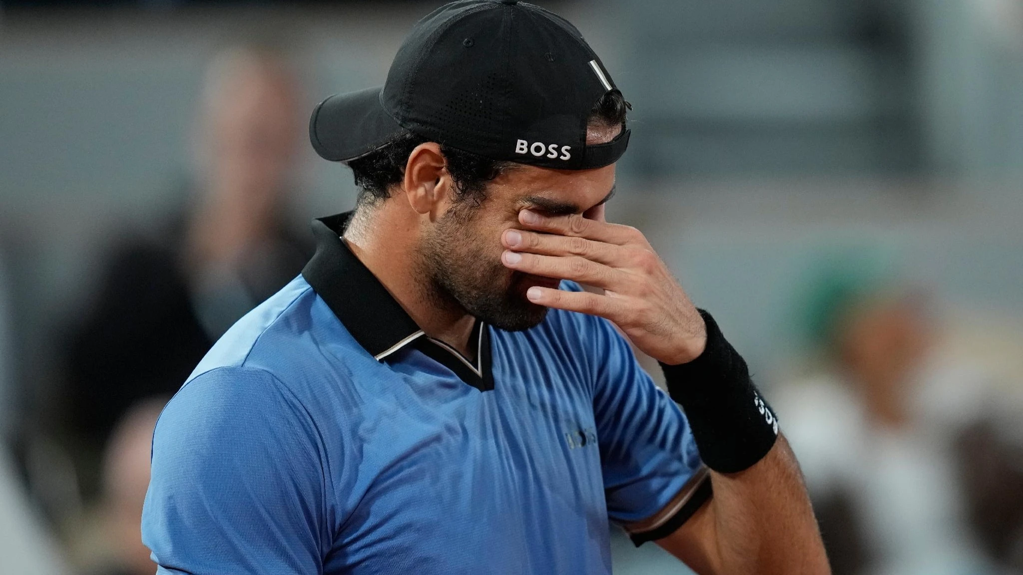 Roland Garros, Berrettini si ritira: Arnaldi va in semifinale con Cobolli