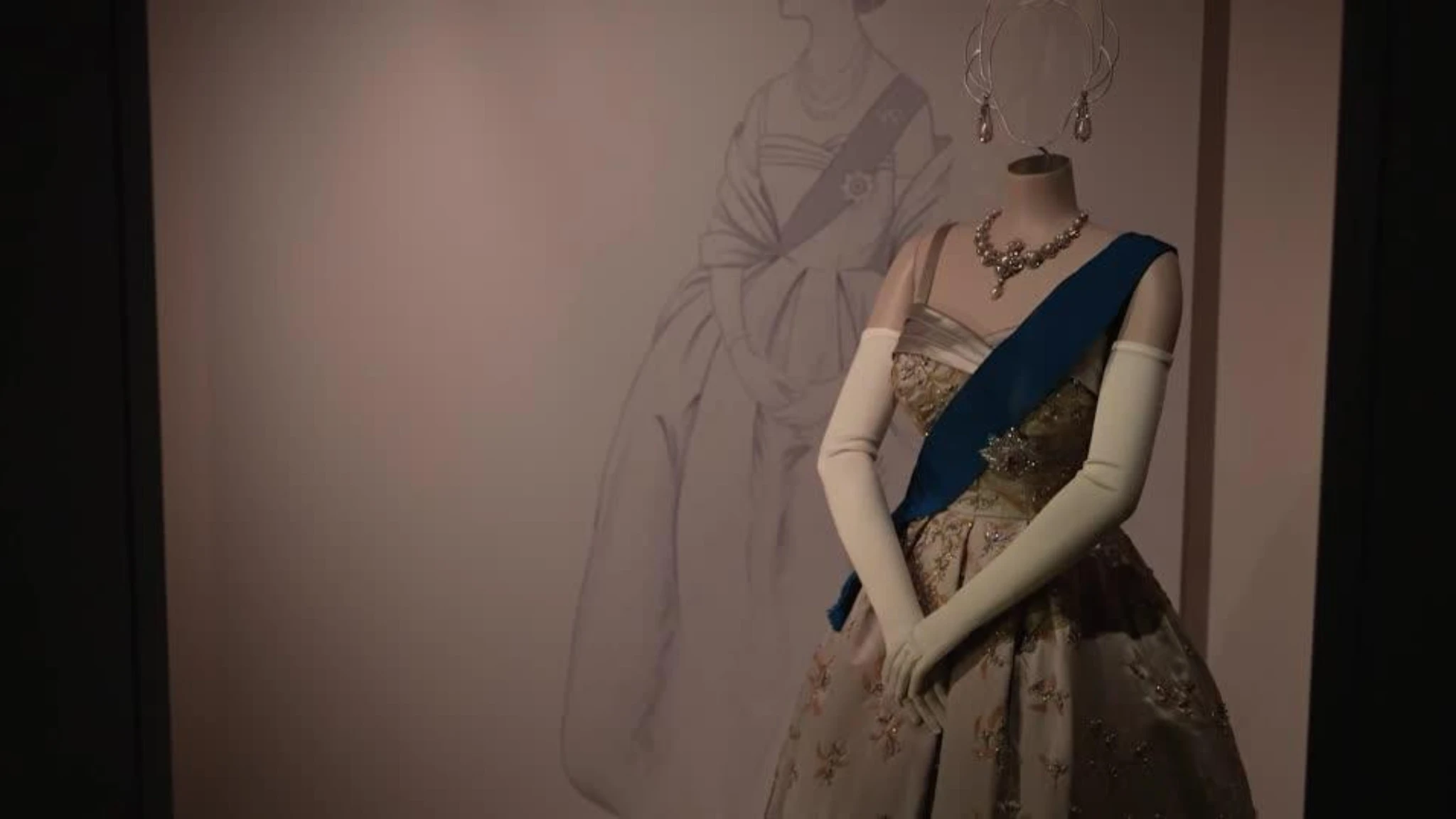 Elisabetta II icona di stile: a Londra la mostra che racconta la regina attraverso i suoi abiti