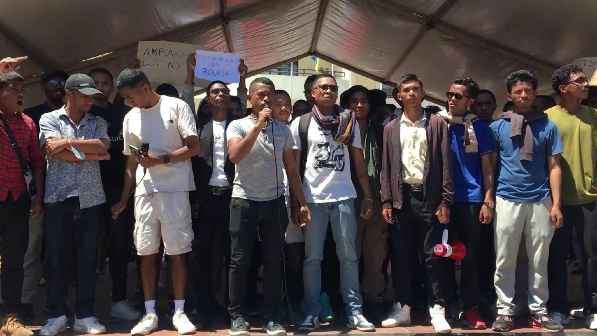 Madagascar, migliaia di persone protestano davanti al municipio di Antananarivo