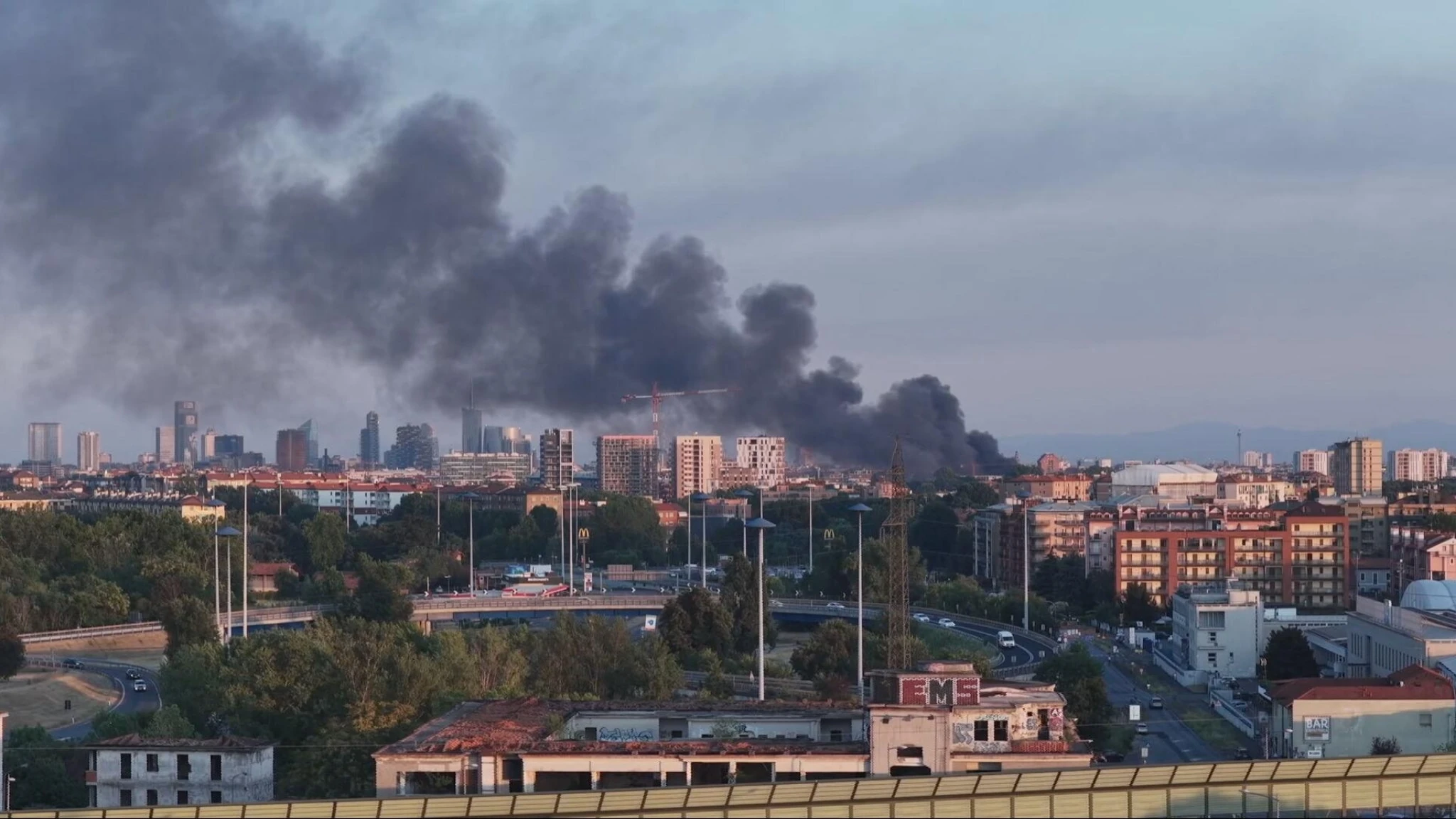 Fiamme e fumo su Milano, brucia un deposito BRT