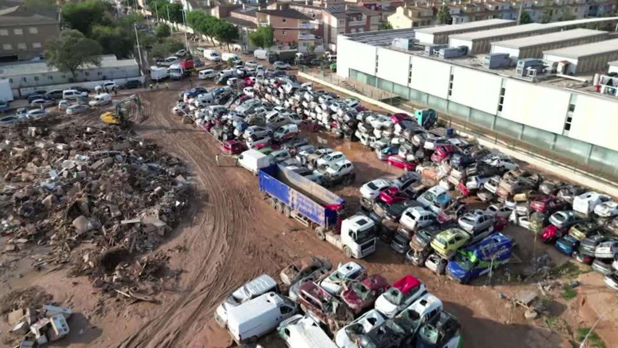 A Paiporta dopo il disastro: un “cimitero” ospita le auto travolte dall’alluvione