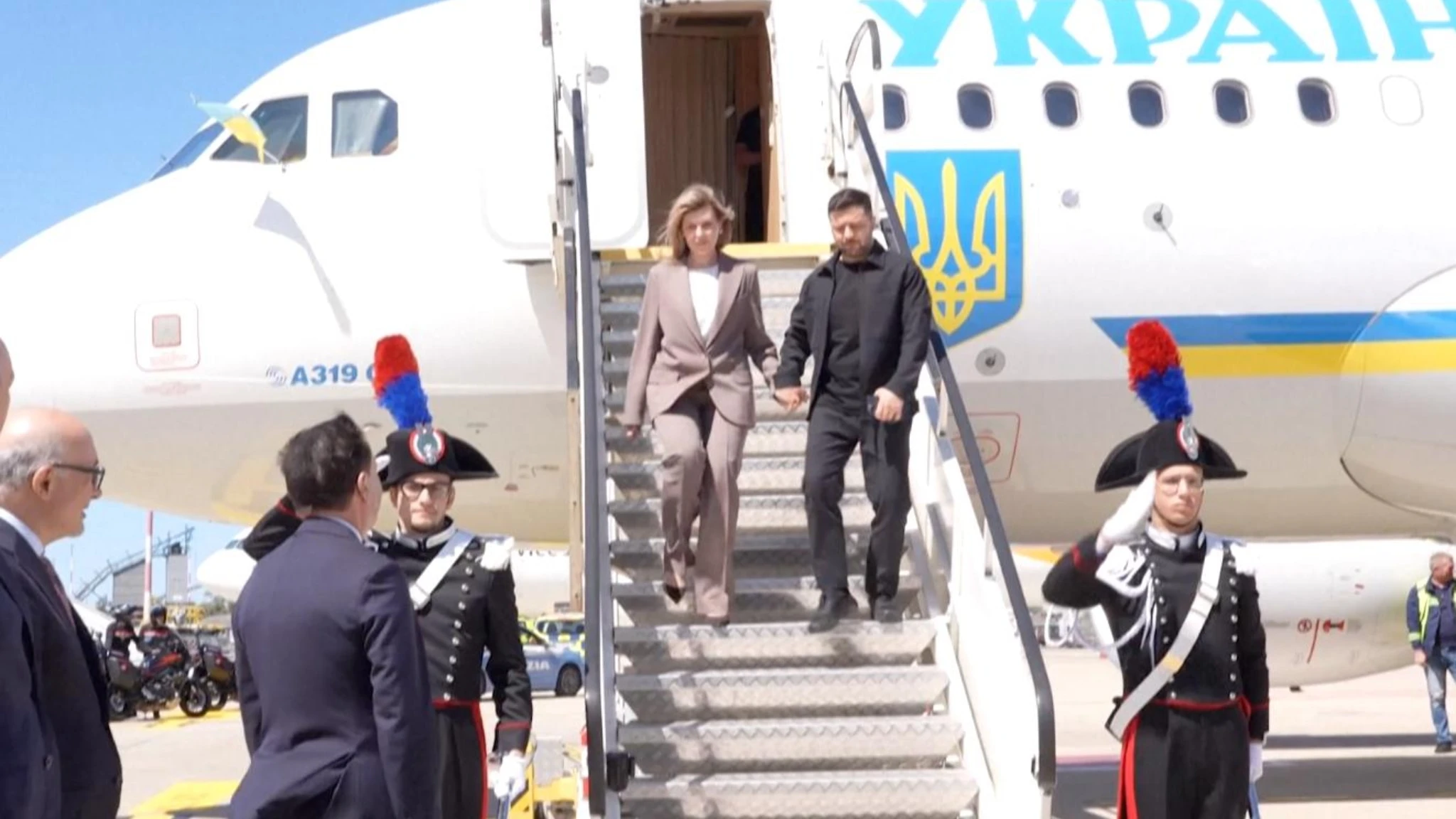 L'arrivo di Zelensky a Roma: il presidente ucraino è mano nella mano con la moglie 