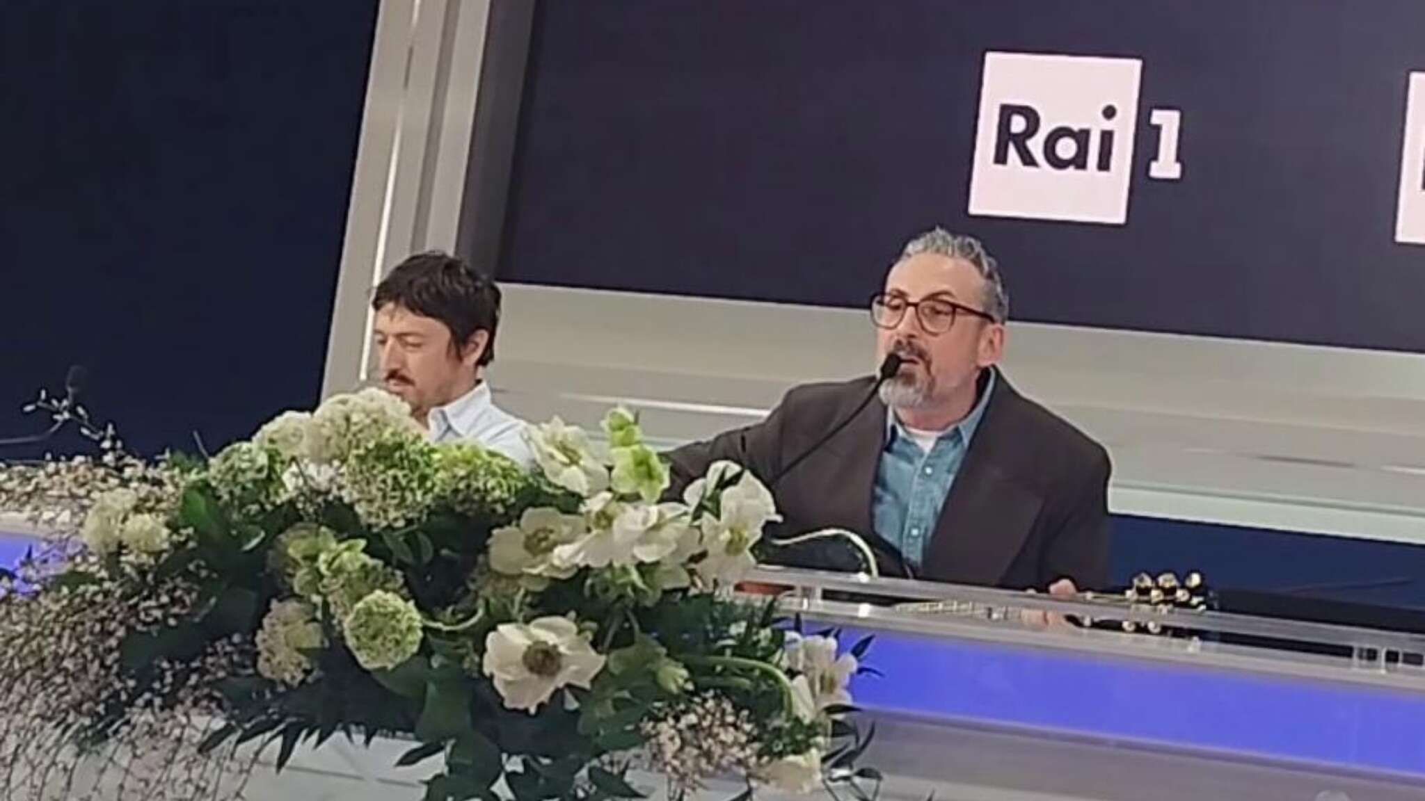 Sanremo 2025, l'ironia di Brunori Sas: in sala stampa improvvisa 