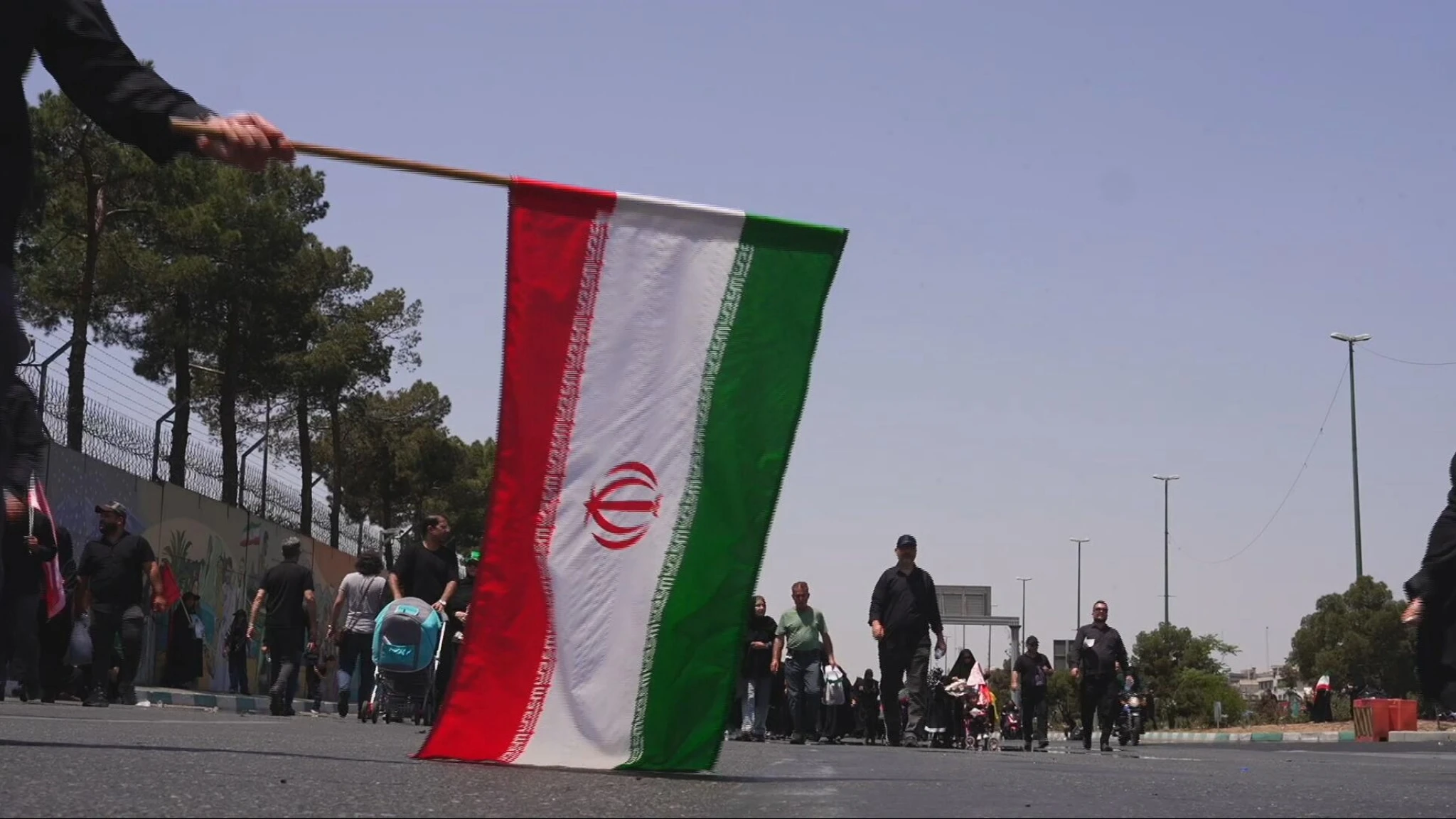 Ai funerali di Khamenei, gli slogan e il silenzio