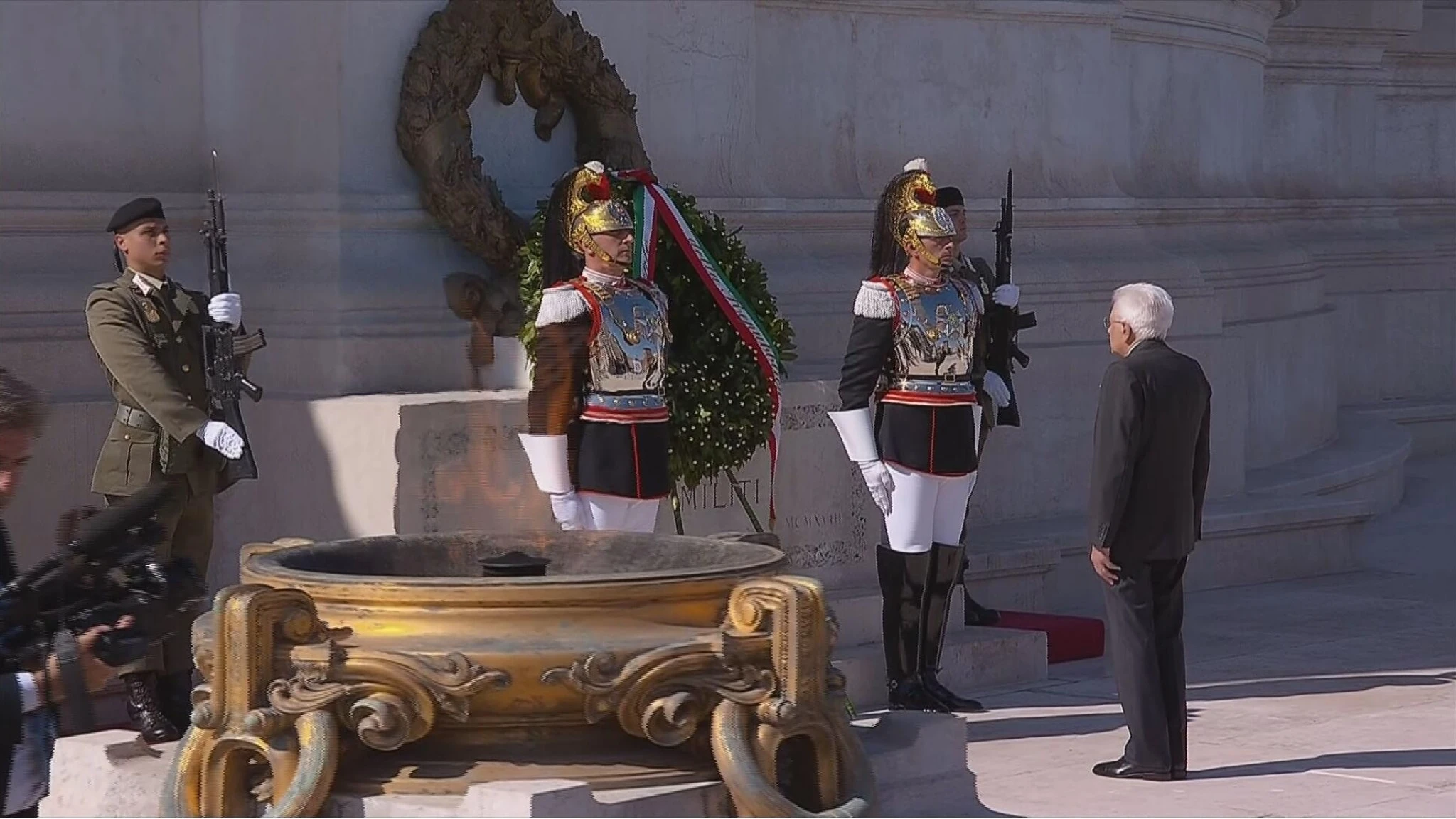 Mattarella rende omaggio al Milite Ignoto all'Altare della Patria, in cielo volano le Frecce