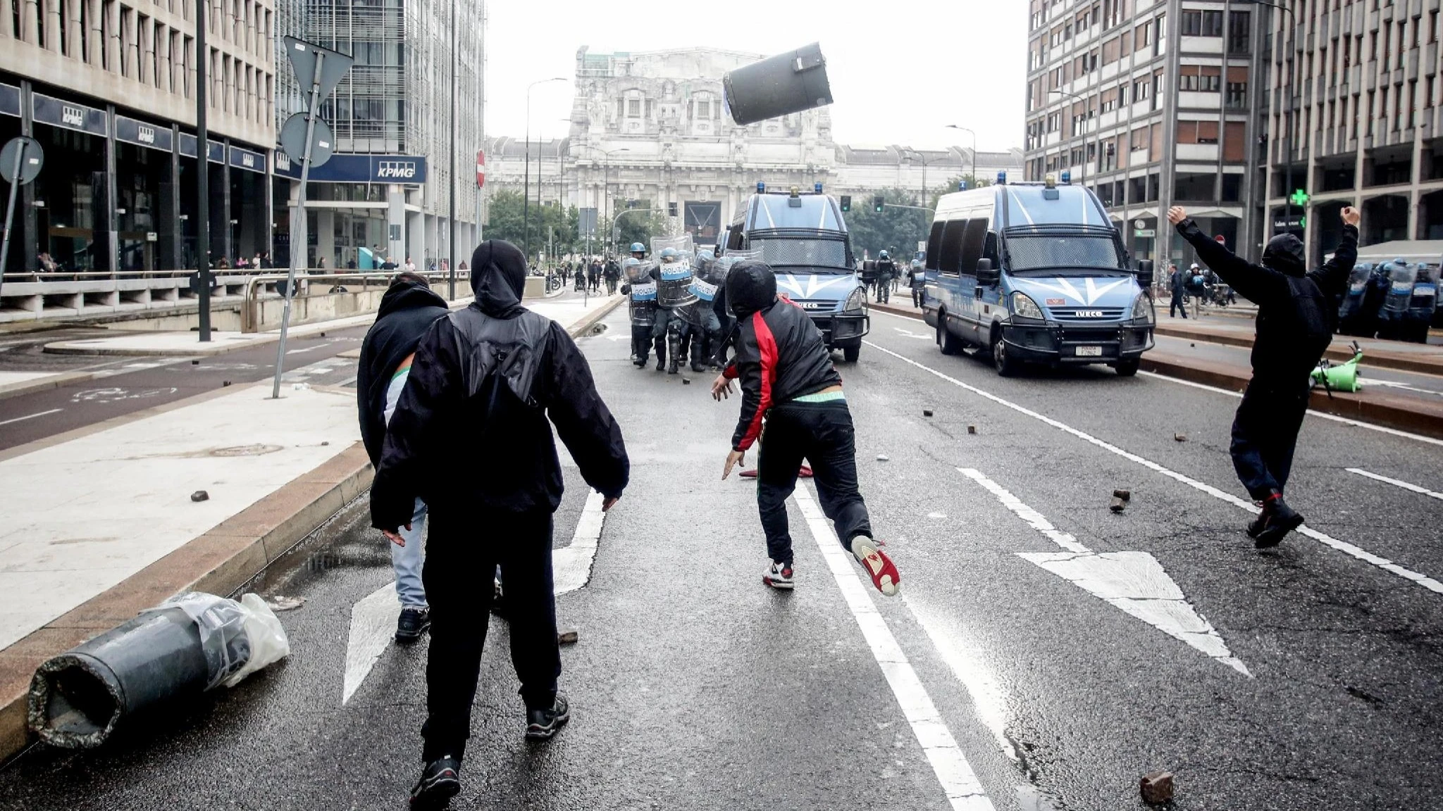 Tutti contro gli scontri di Milano. Ma per l'opposizione resta il 