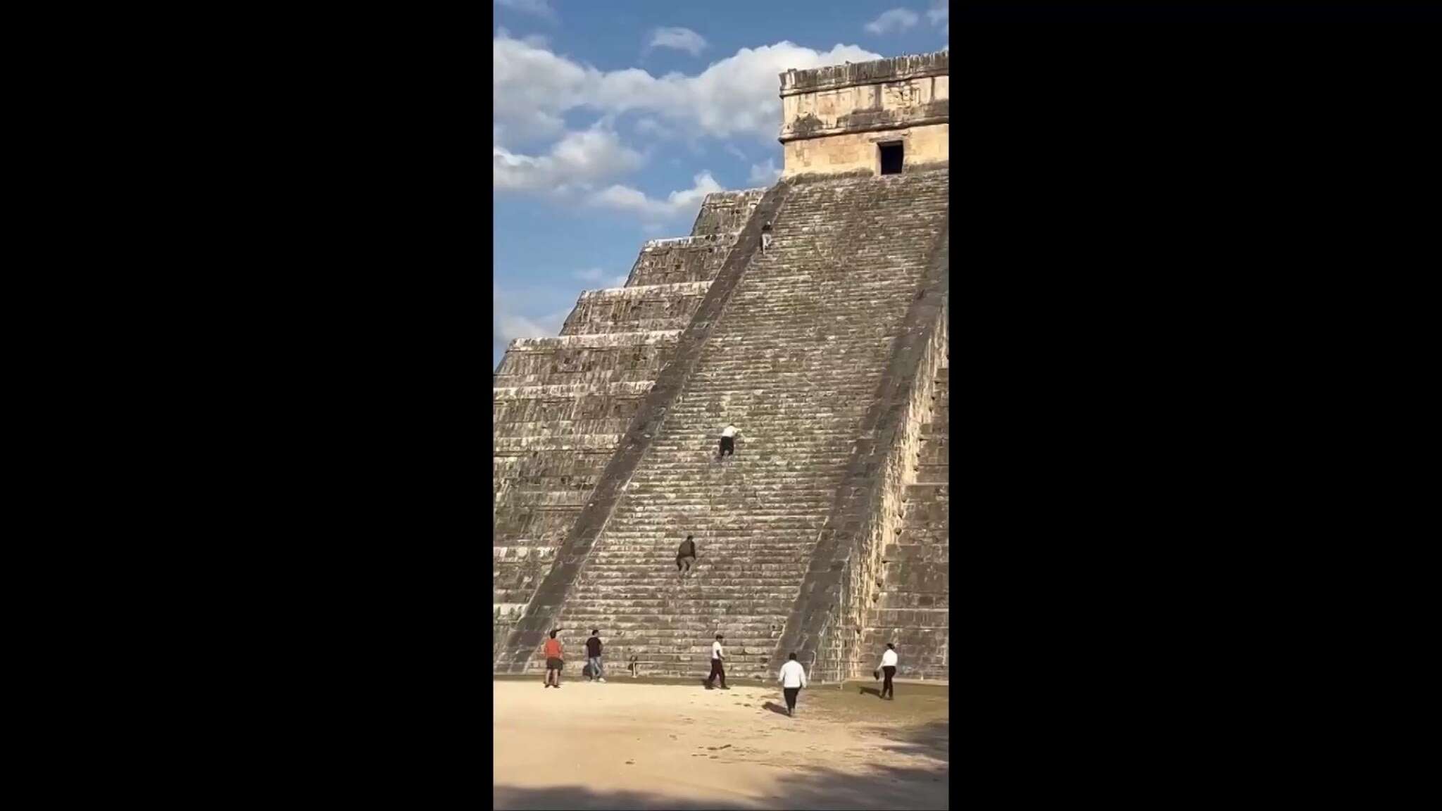 Un turista tedesco scala la piramide Maya di Kukulkan: indignazione in Messico